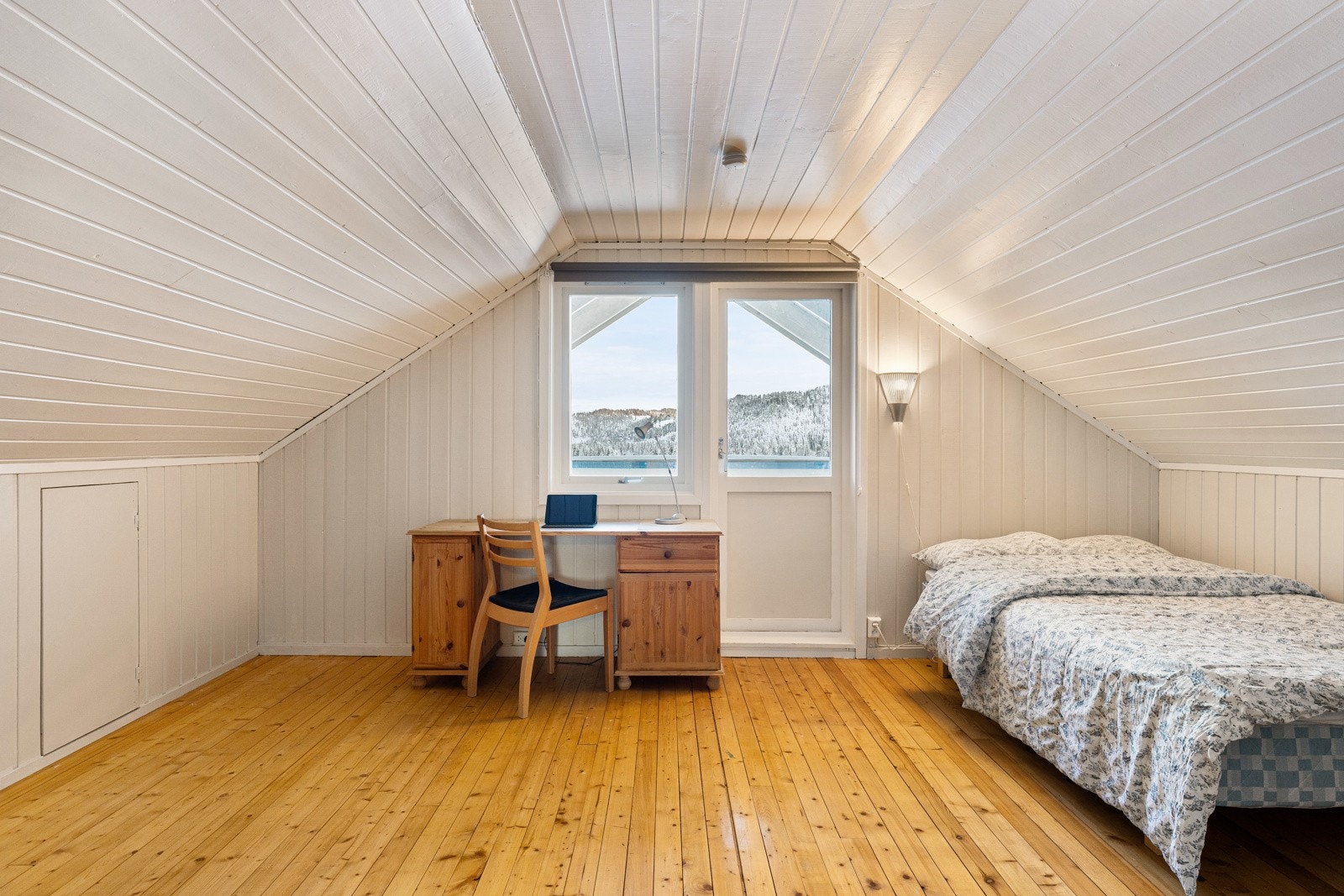 Soverom IV måler 12,5 kvm og har lunt grangulv samt masse lagringsplass i kneloft på begge sider. Galleribilde