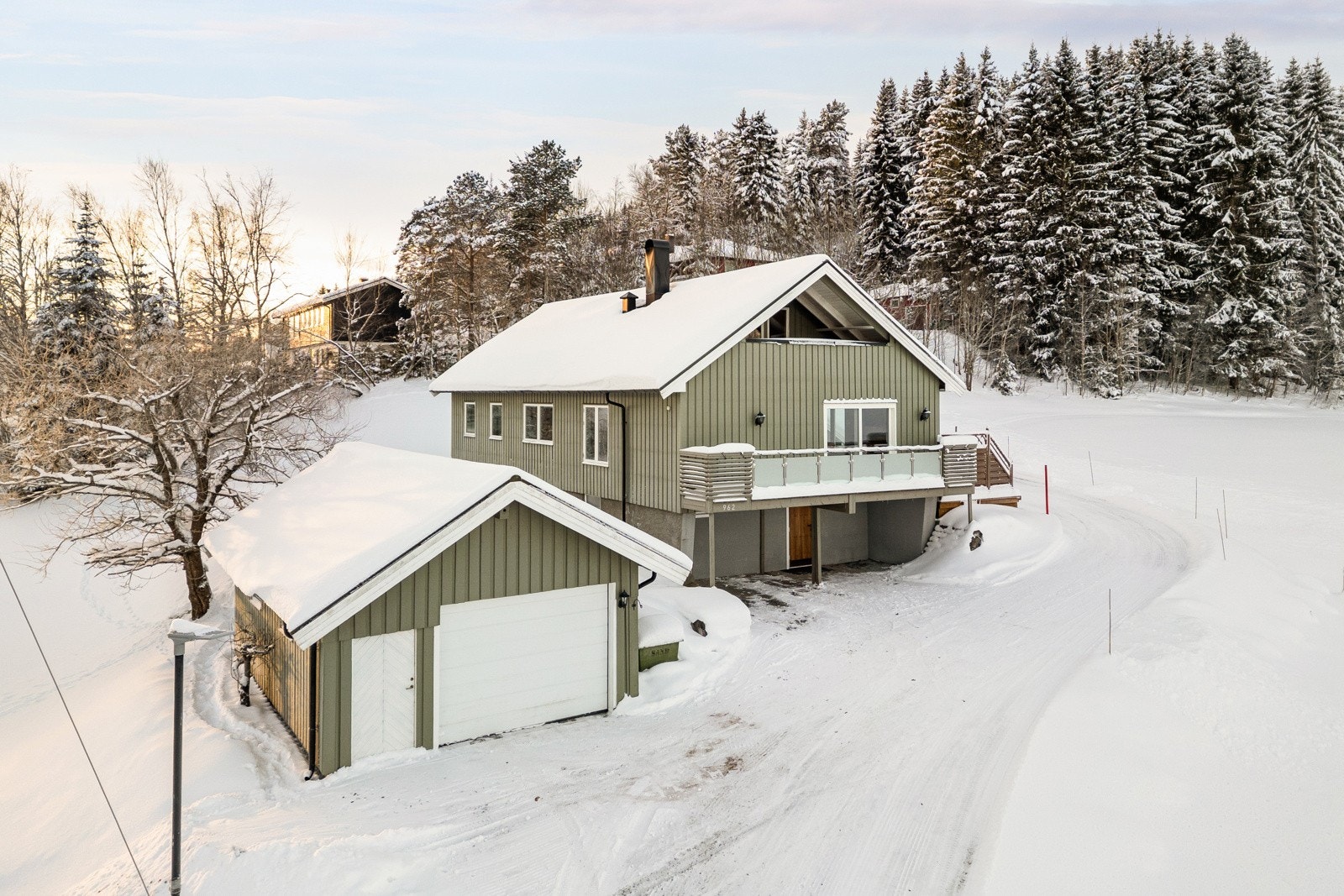 Proaktiv Eiendomsmegling v/Kenneth Vårvik har gleden av å presentere denne flotte familieiendommen i Fremovegen 962! Galleribilde