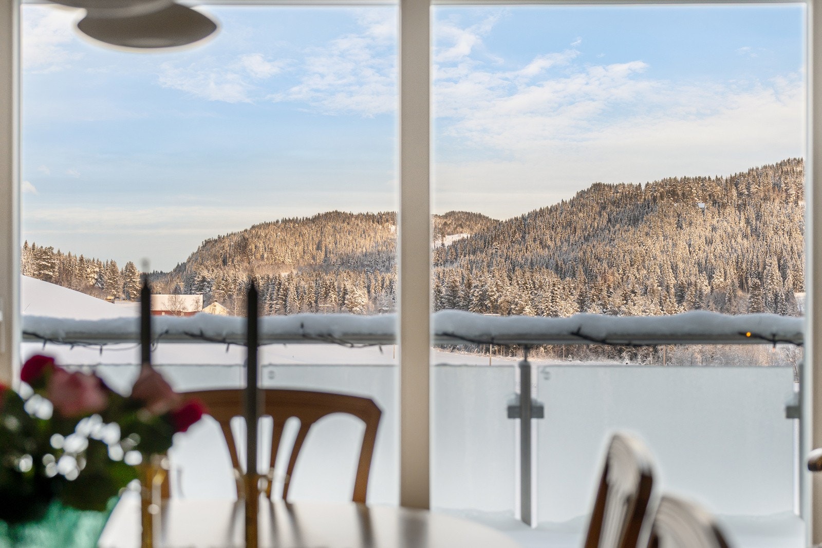 Her kan man nyte et flott utsiktslandskap i fredelige omgivelser over eviggrønnkledde åser og Målsjøen. Galleribilde