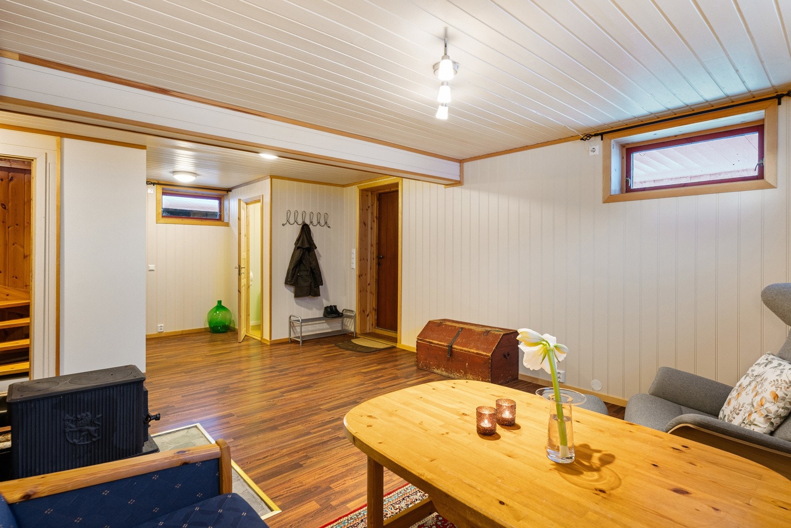 Det gjøres oppmerksom på at kjellerstua ikke er omsøkt/byggemeldt og at vinduene ikke tilfredsstiller dagens krav til lysinnslipp. Galleribilde