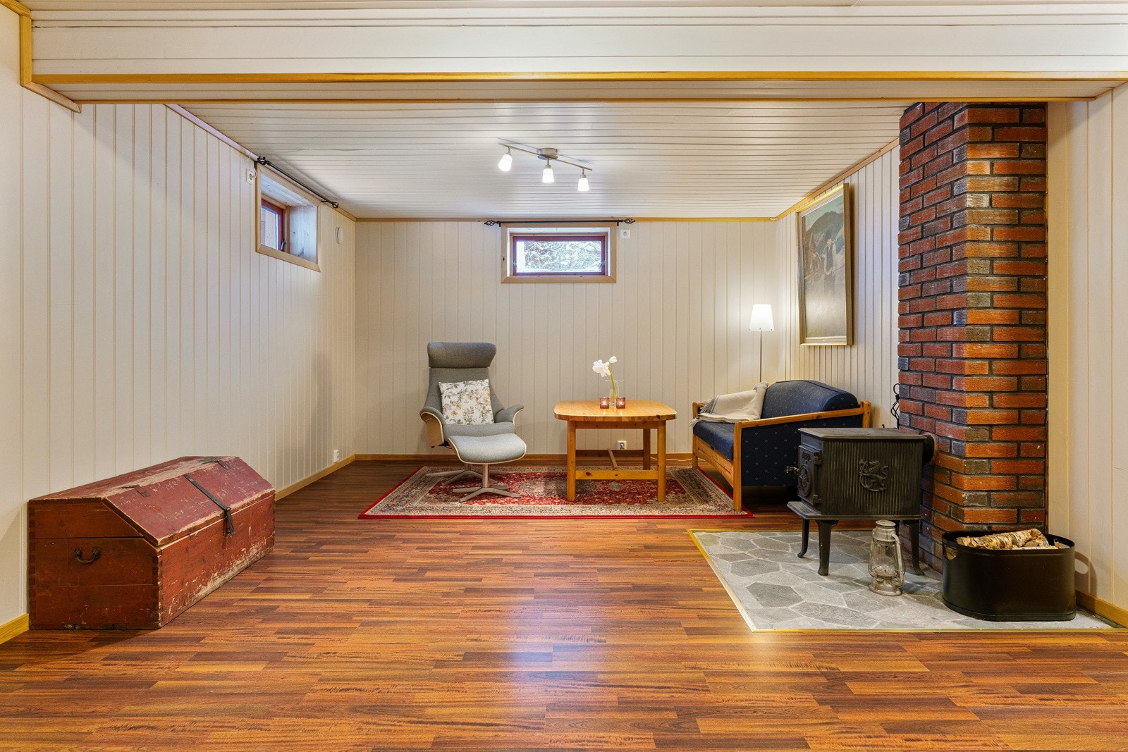 Romslig kjellerstue på 27 kvm med varmesterk ovn fra Jøtul. Passer perfekt som ungdomsrom! Galleribilde