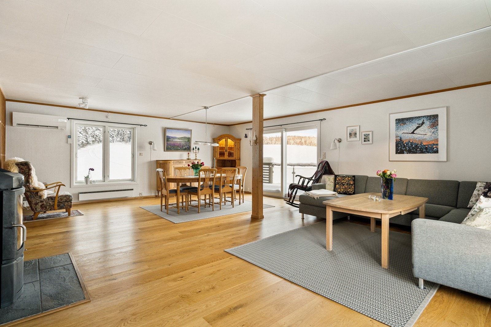 Stua er av god størrelse og måler hele 57,5 kvm. Gulvene er belagt med lun 1-stavs parkett. Galleribilde