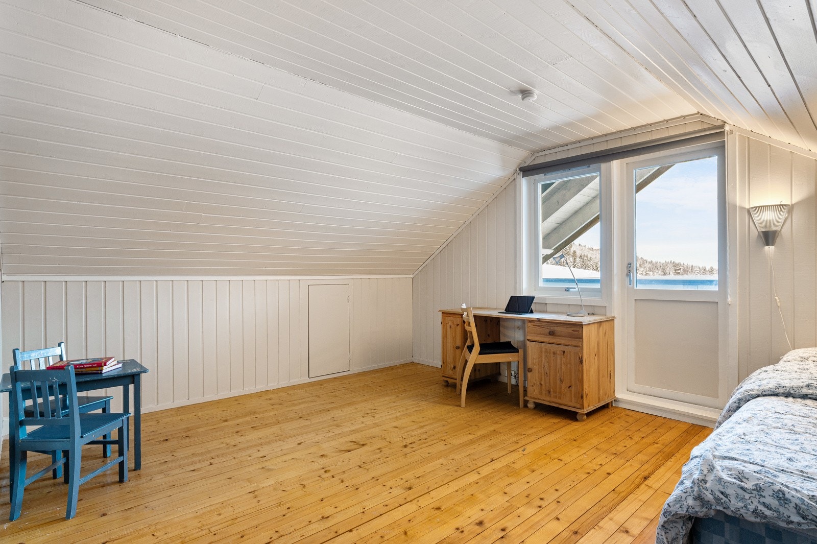 Fra terrassedøra kan man ta seg ut på sørvestvendt veranda. Galleribilde