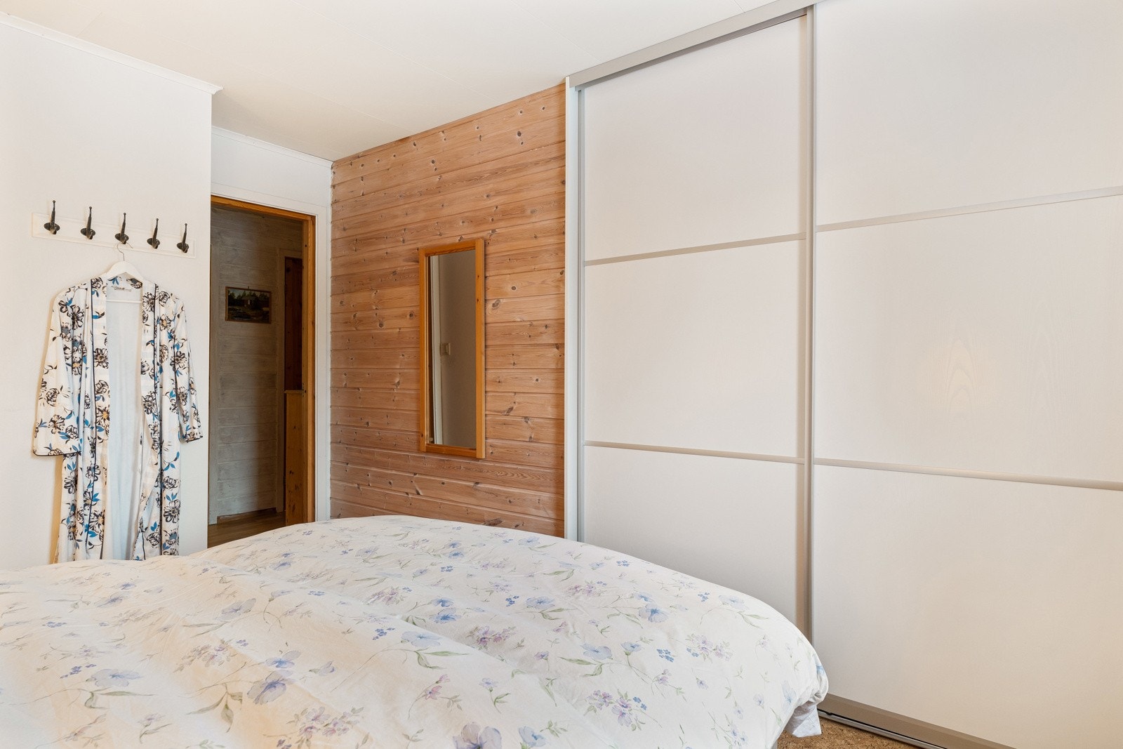 Romslig skyvedørsgarderobeløsning på rommet medfølger i handelen. Garderobeløsning på soverom II, som ikke er avbildet, medfølger også. Galleribilde