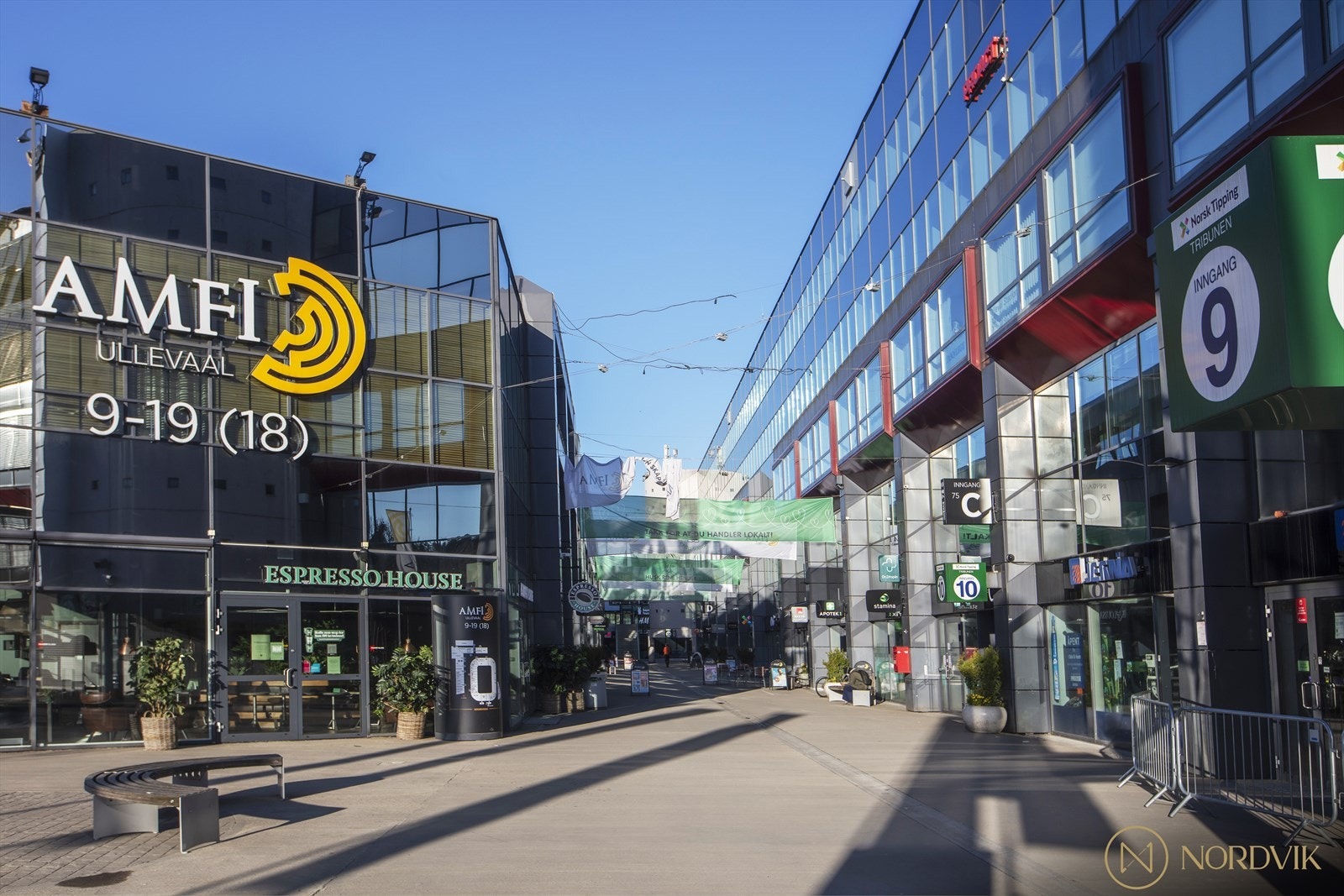 På Ullevål stadion finner du flere butikker som vinmonopolet, matbutikk, etc. Galleribilde