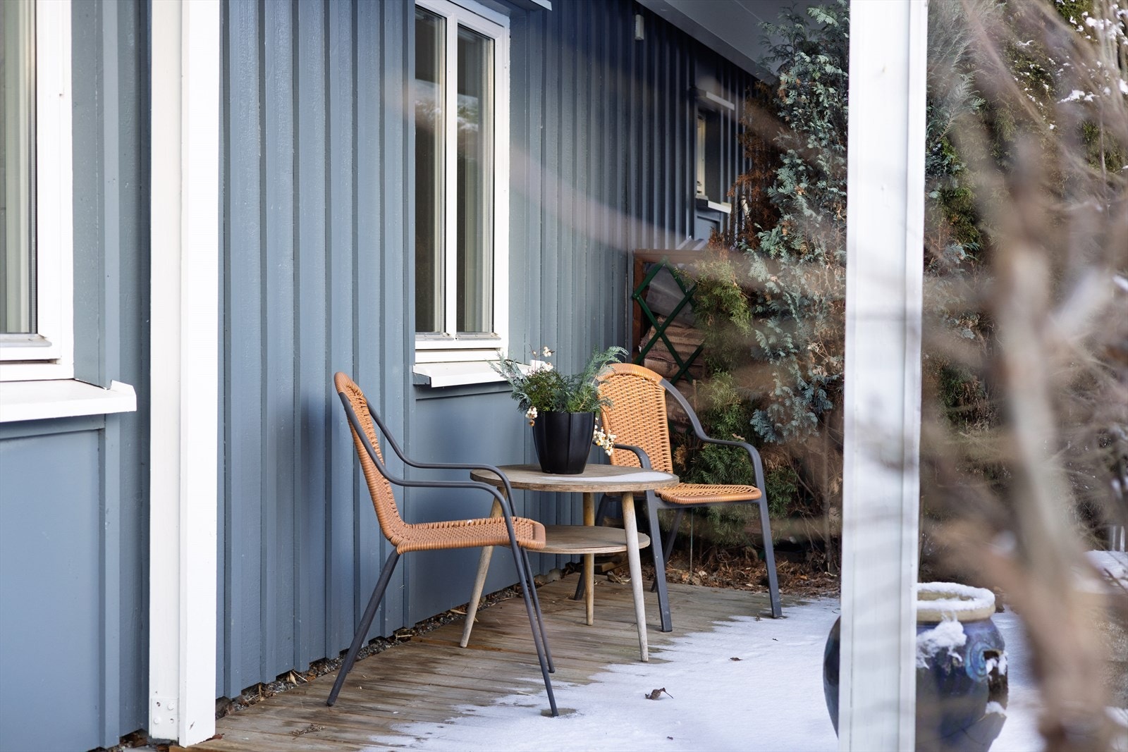 Ved inngangspartiet kan morgenkaffen nytes både sommer og vinter. Galleribilde