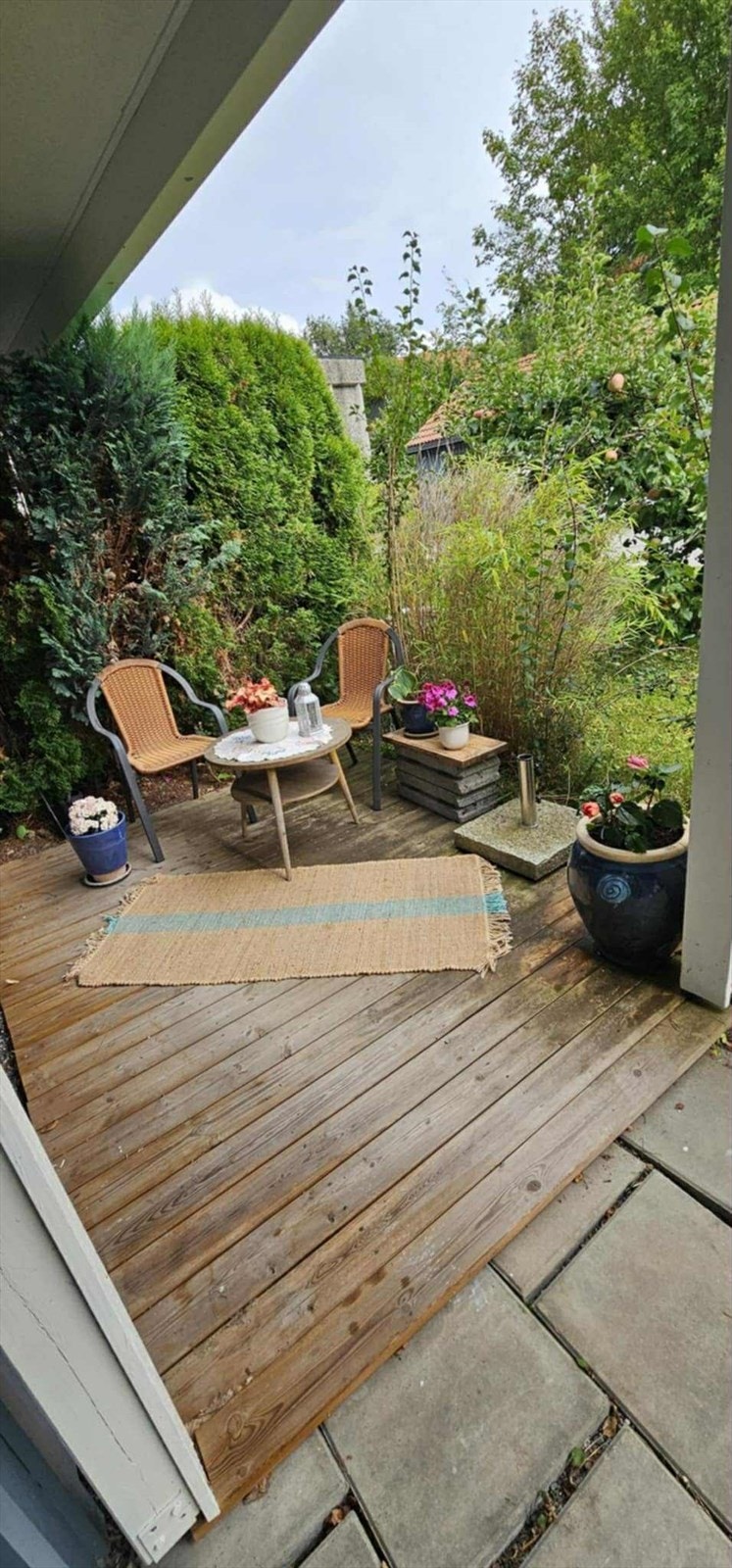 Sommerbilde fra uteplassen ved inngangsparti. Galleribilde