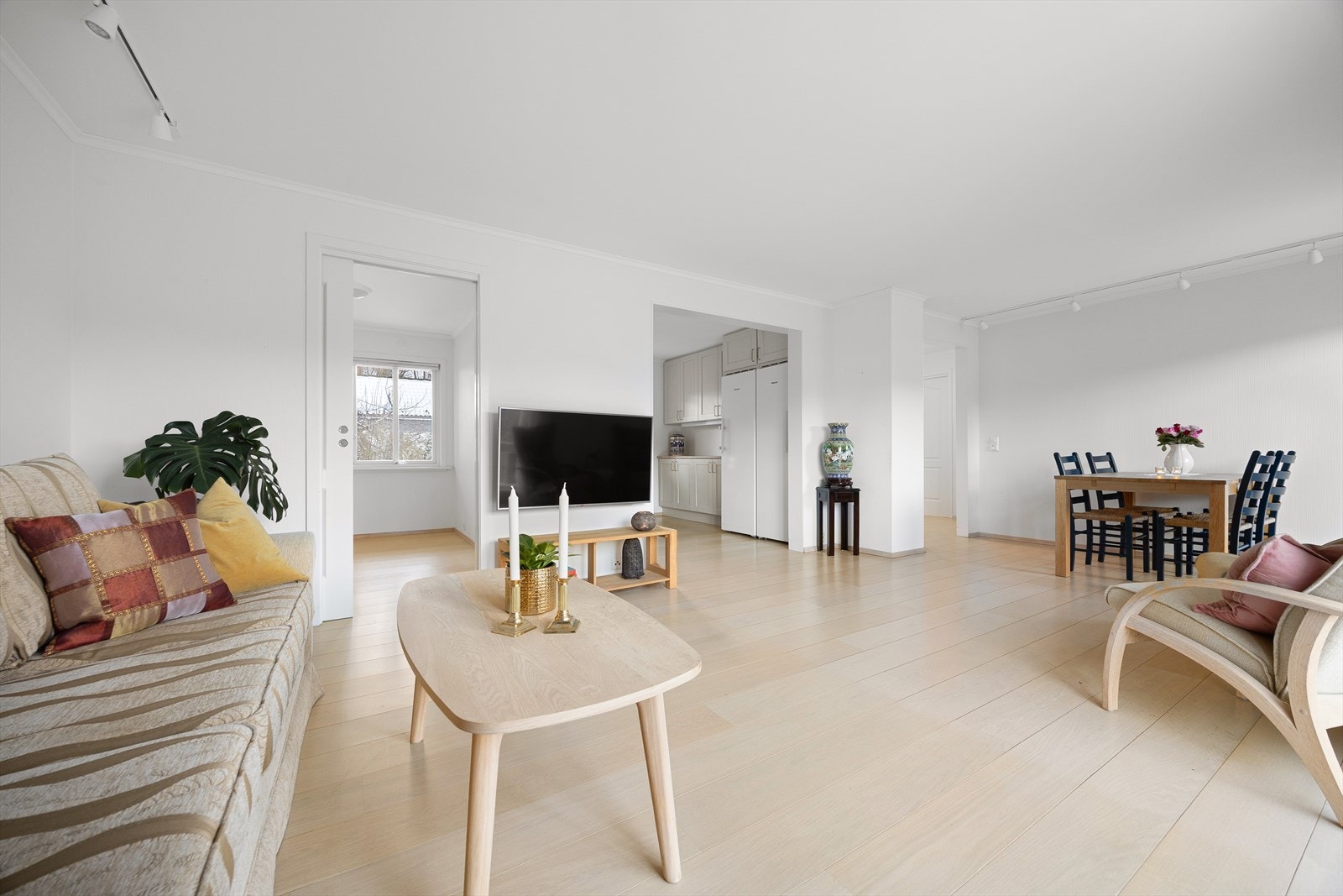 Stuen fører videre inn til kjøkkenet, soverom 2 og gangen Galleribilde