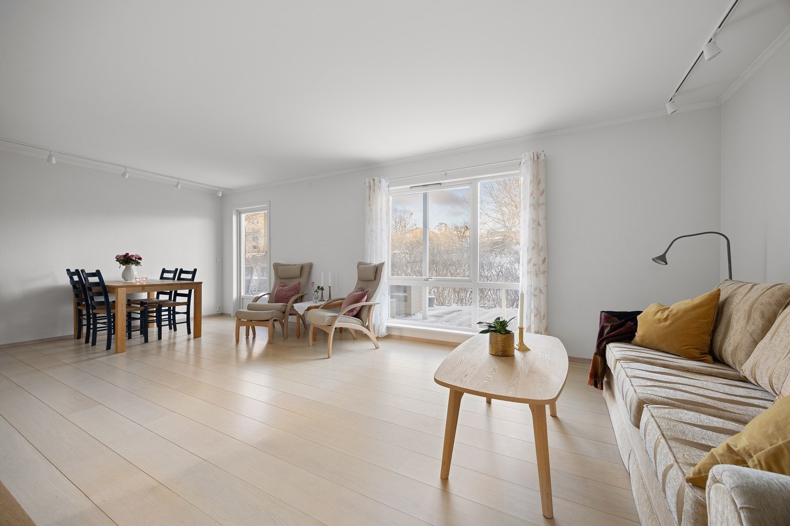 Leiligheten ble modernisert i 2016/17 med nye overflater og kjøkken, og holder i dag en attraktiv standard. Galleribilde