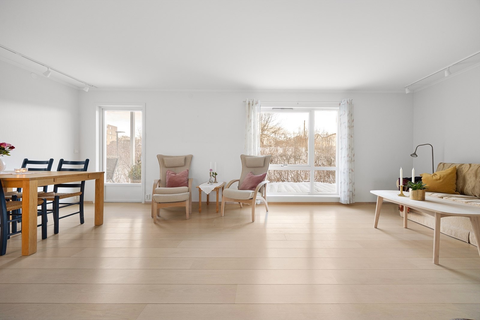 De store vindusoverflatene i stuen gir mye naturlig lys. Galleribilde