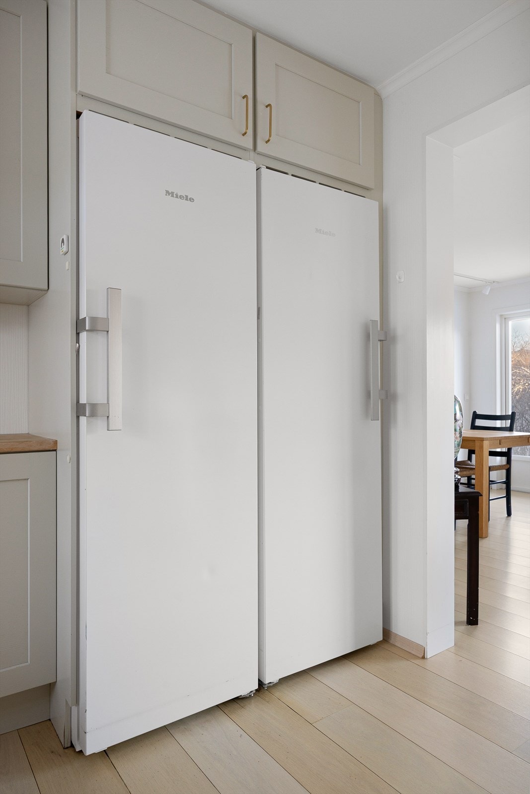 Kjøkkenet har hel frys og kjøleskap som medfølger boligen levert fra kvalitetsleverandøren Miele. Galleribilde