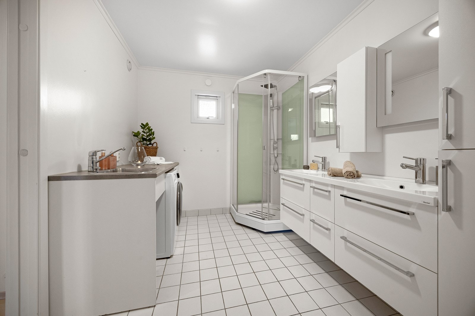 Bad med dobbelservant og dusjkabinett Galleribilde