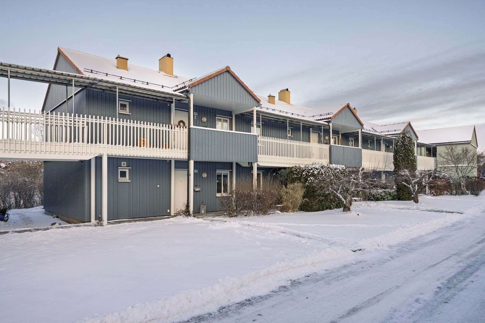 Velkommen til Vestgrensa 19C. En nydelig leilighet i 1. etasje med trappefri adkomst og universell utforming. Beliggende i et idyllisk og rolig boligområde ved Ullevål Hageby. Foto @Kristoffer Myhre Galleribilde