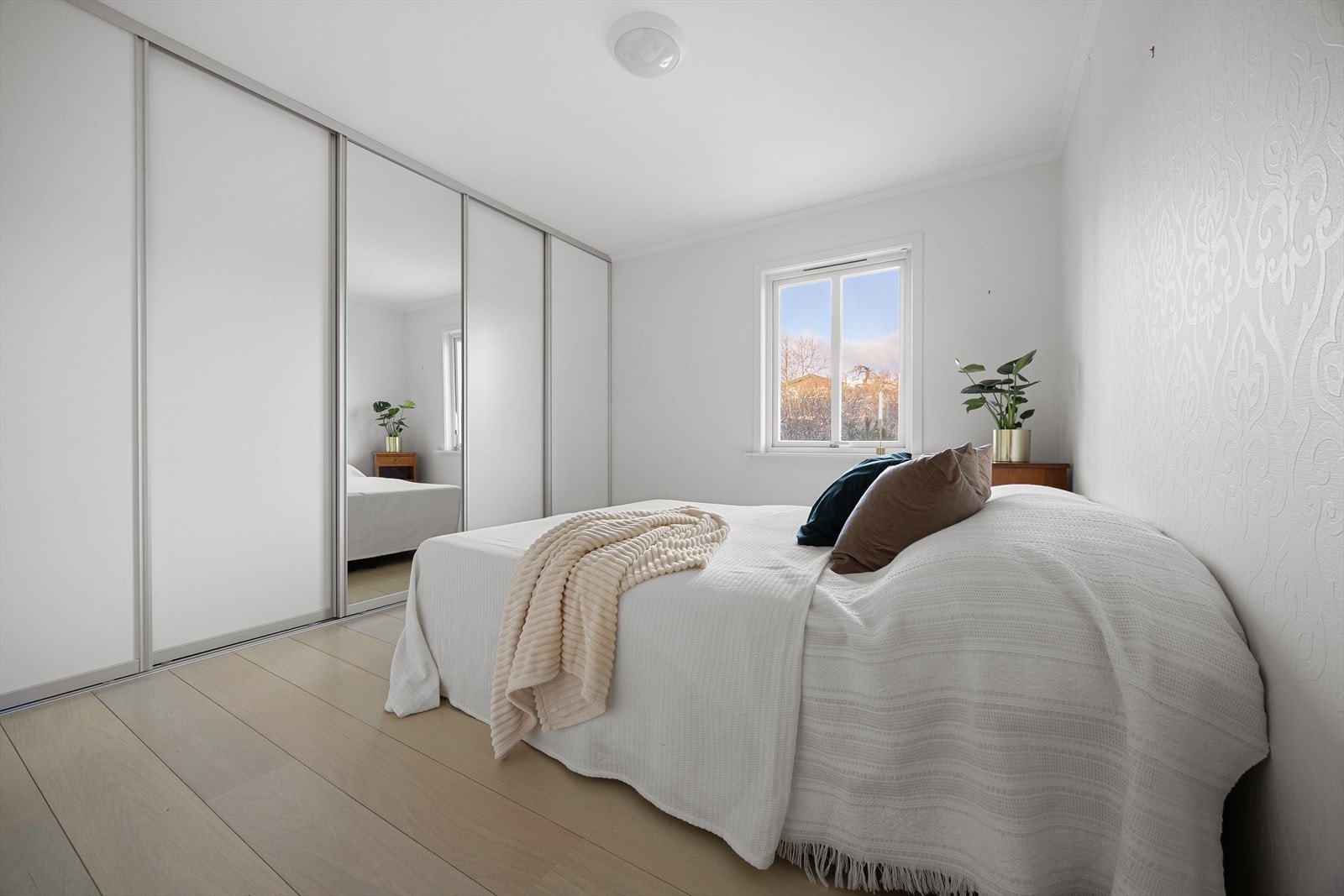 Soverom 1 med plassbygd skyvedørsgarderobe Galleribilde