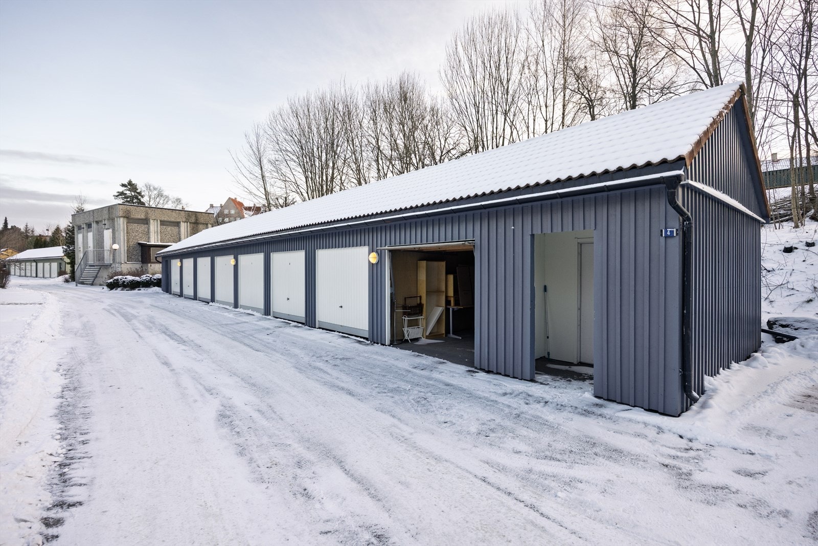 Boligen disponerer egen garasjeplass i felles garasjerekke, samt bod i felles bodareal. Galleribilde