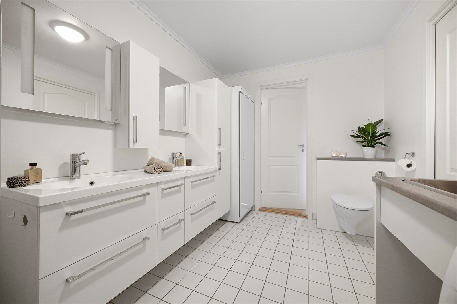 Veldig godt med lagringsplass, tørkeskapet medfølger også boligen. Galleribilde