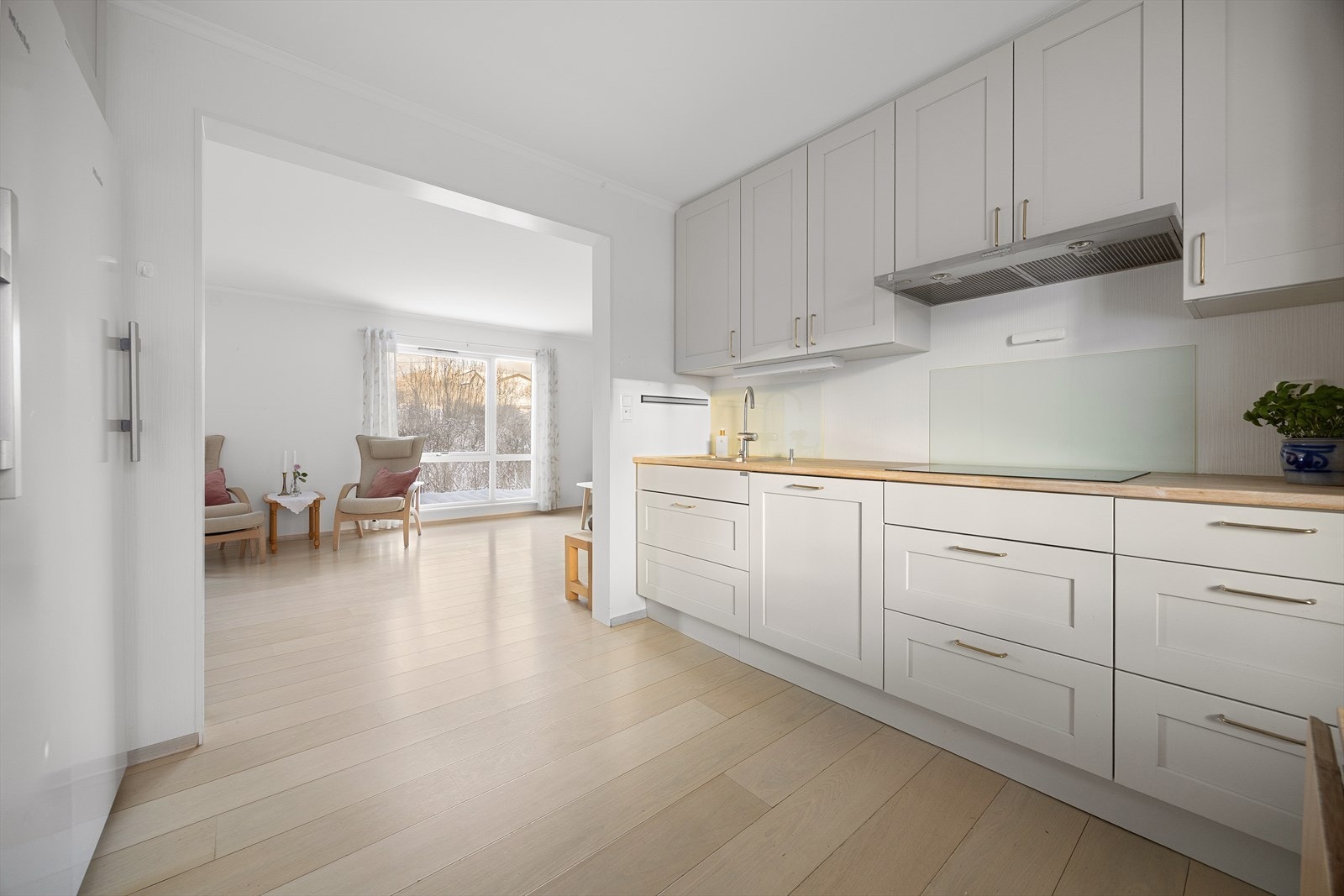 Åpen og sosial kjøkkenløsning mot stuen. Galleribilde