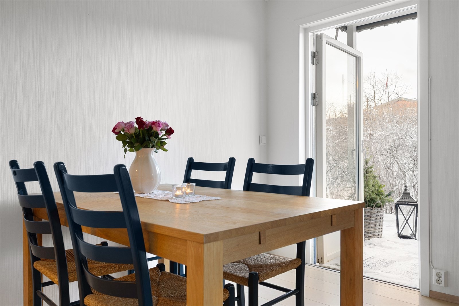 Direkte utgang til terrassen fra stuen Galleribilde