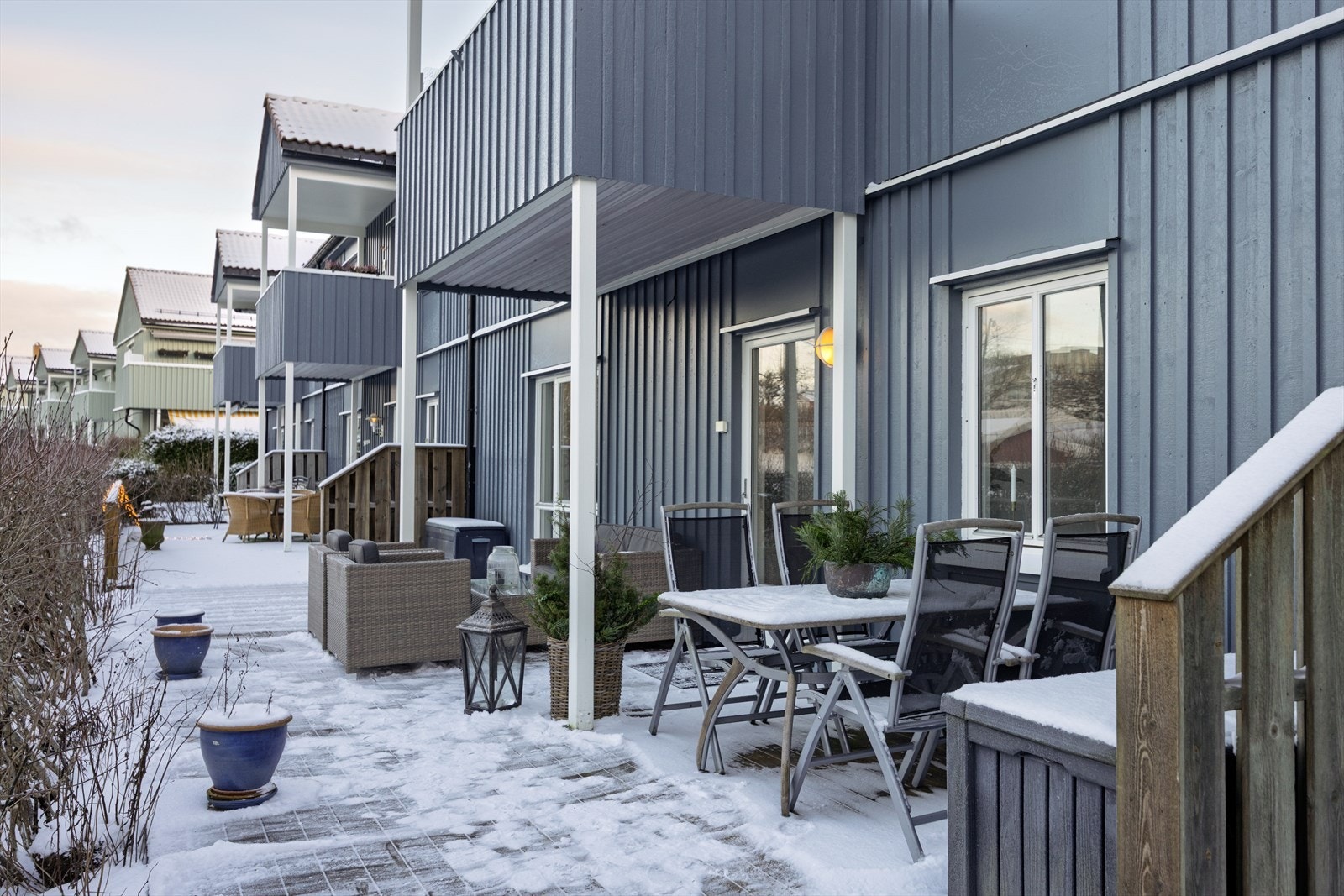 Boligen disponerer en nydelig terrasse med utgang fra stuen Galleribilde