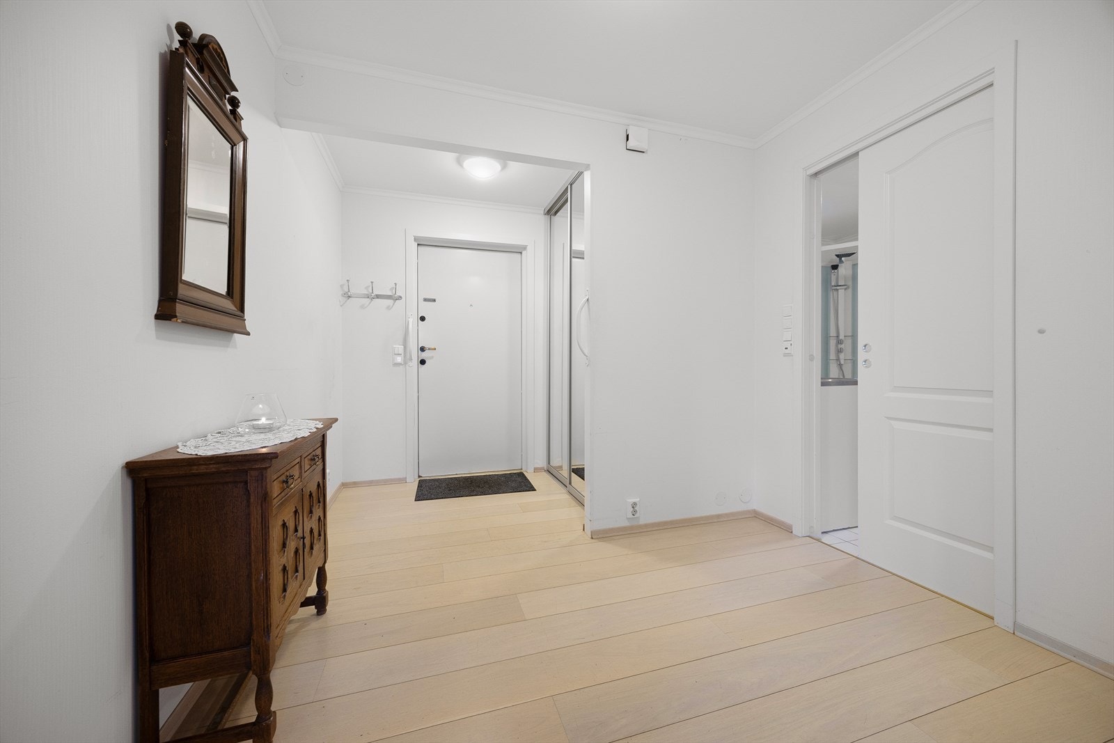 Stor og romslig gang med skyvedørsgarderobe ved entré. Galleribilde