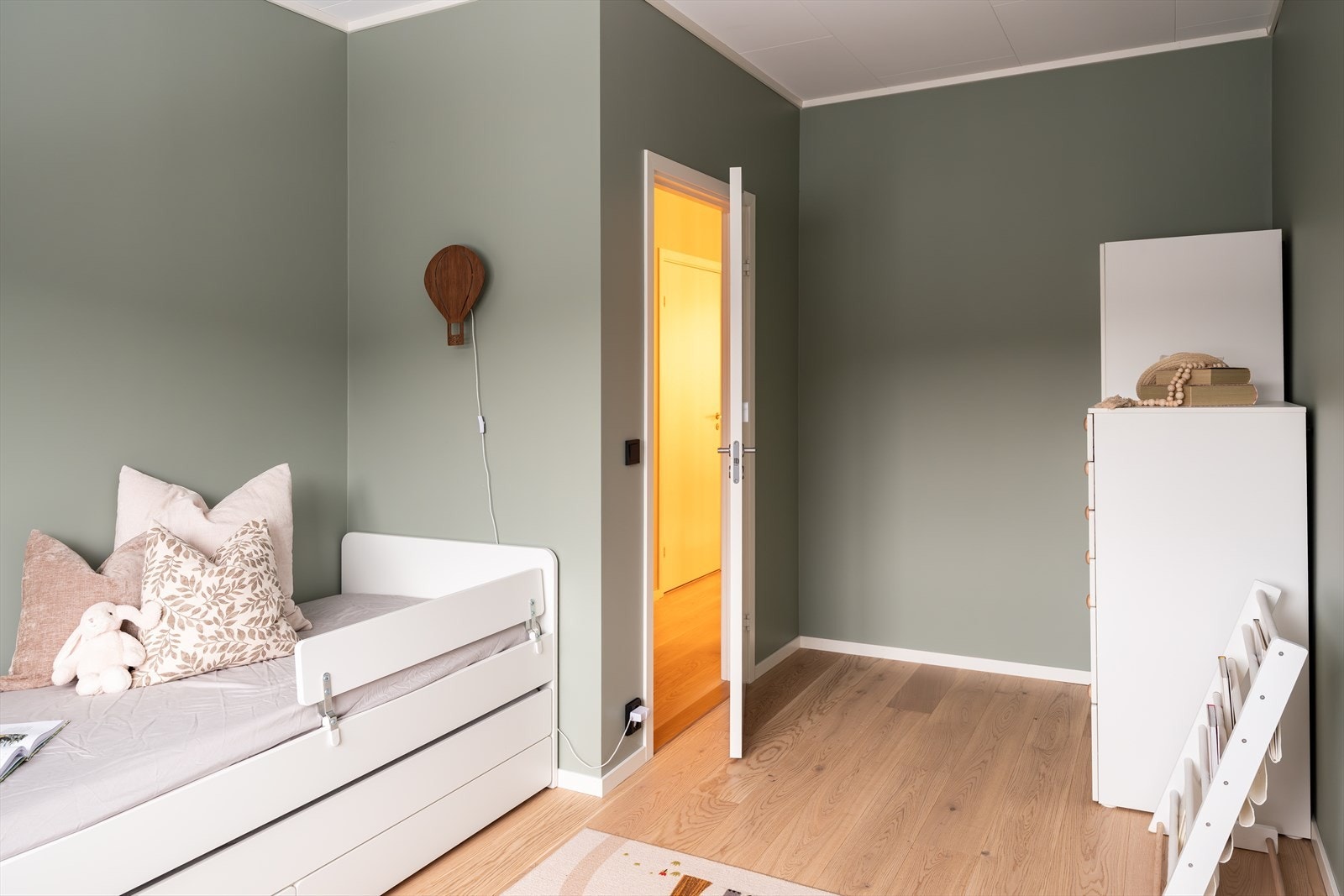 Lyst og pent soverom for den aller minste. Galleribilde