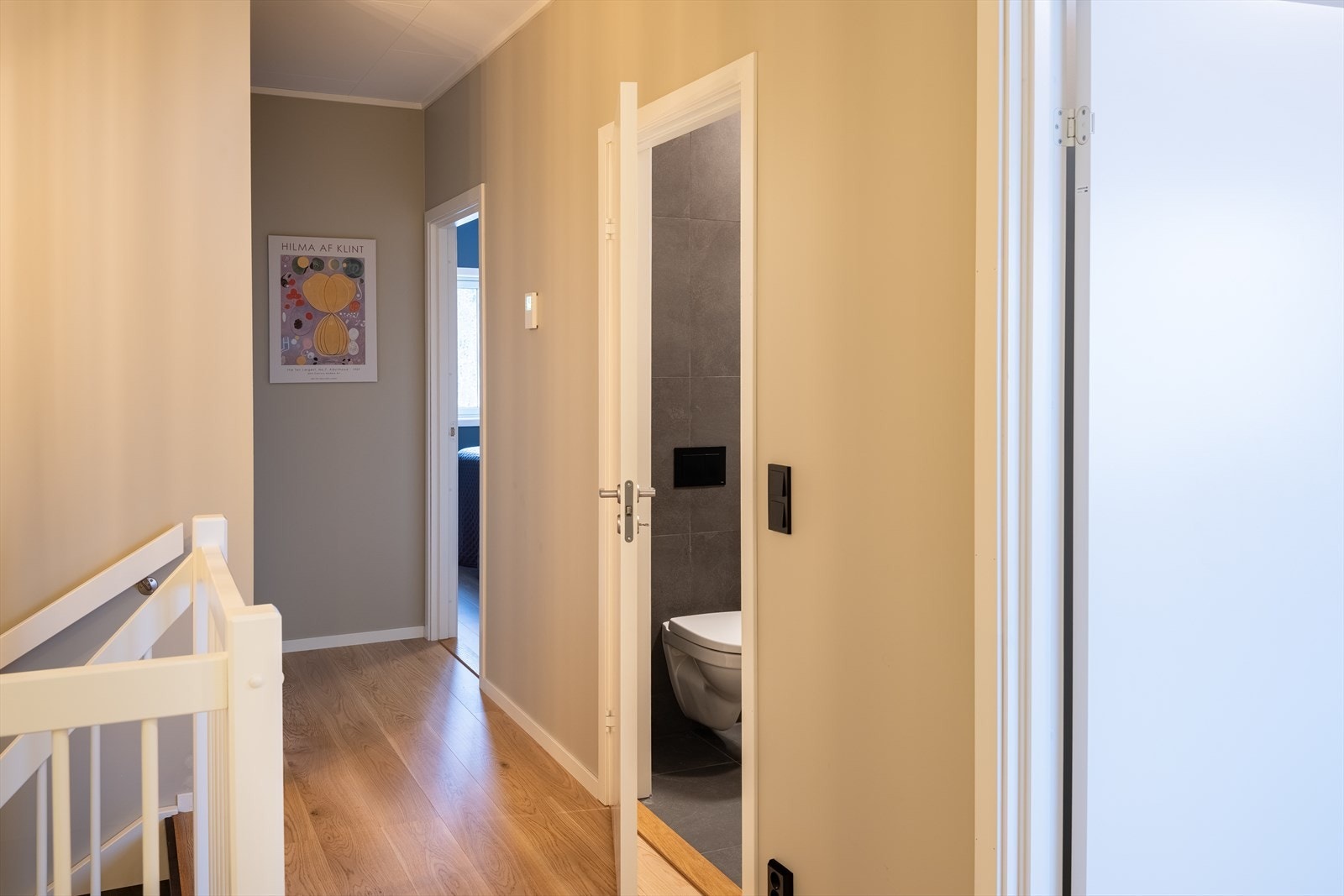 Gang 2. etasje med inngang til bad og tre soverom - ideelt for barnefamilier. Galleribilde