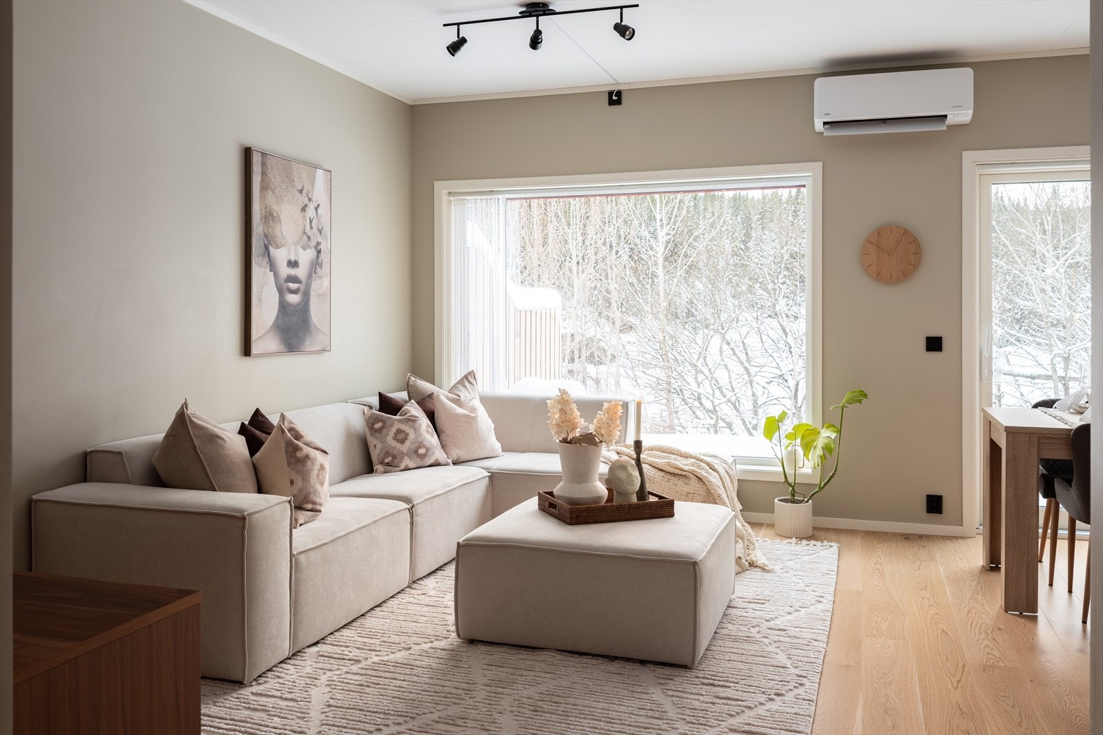 Rekkehus med en harmonisk fargepalett gir et moderne og elegant preg på stuen. Galleribilde