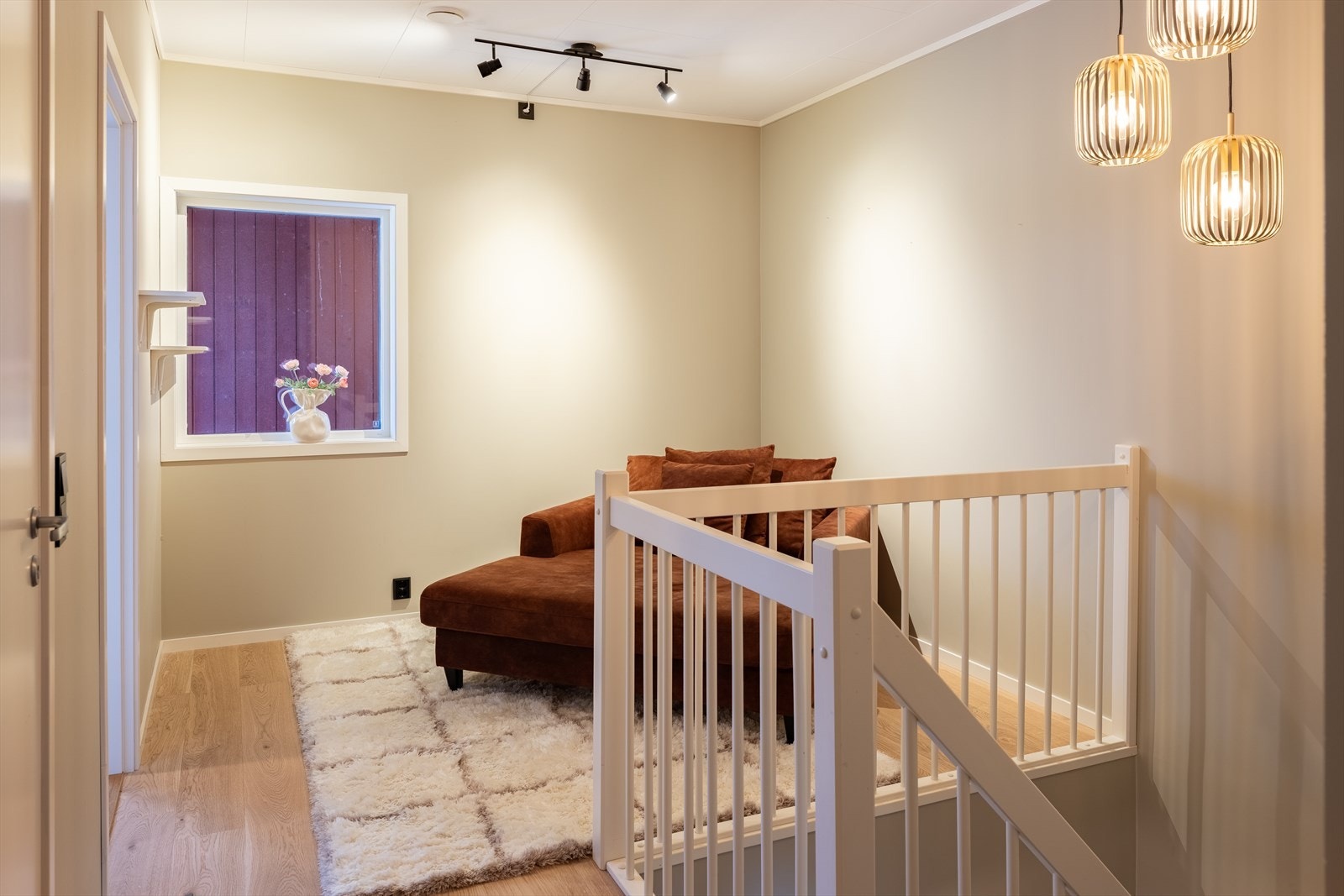 Smart utnyttet gang med praktisk og hyggelig sitteplass. Galleribilde