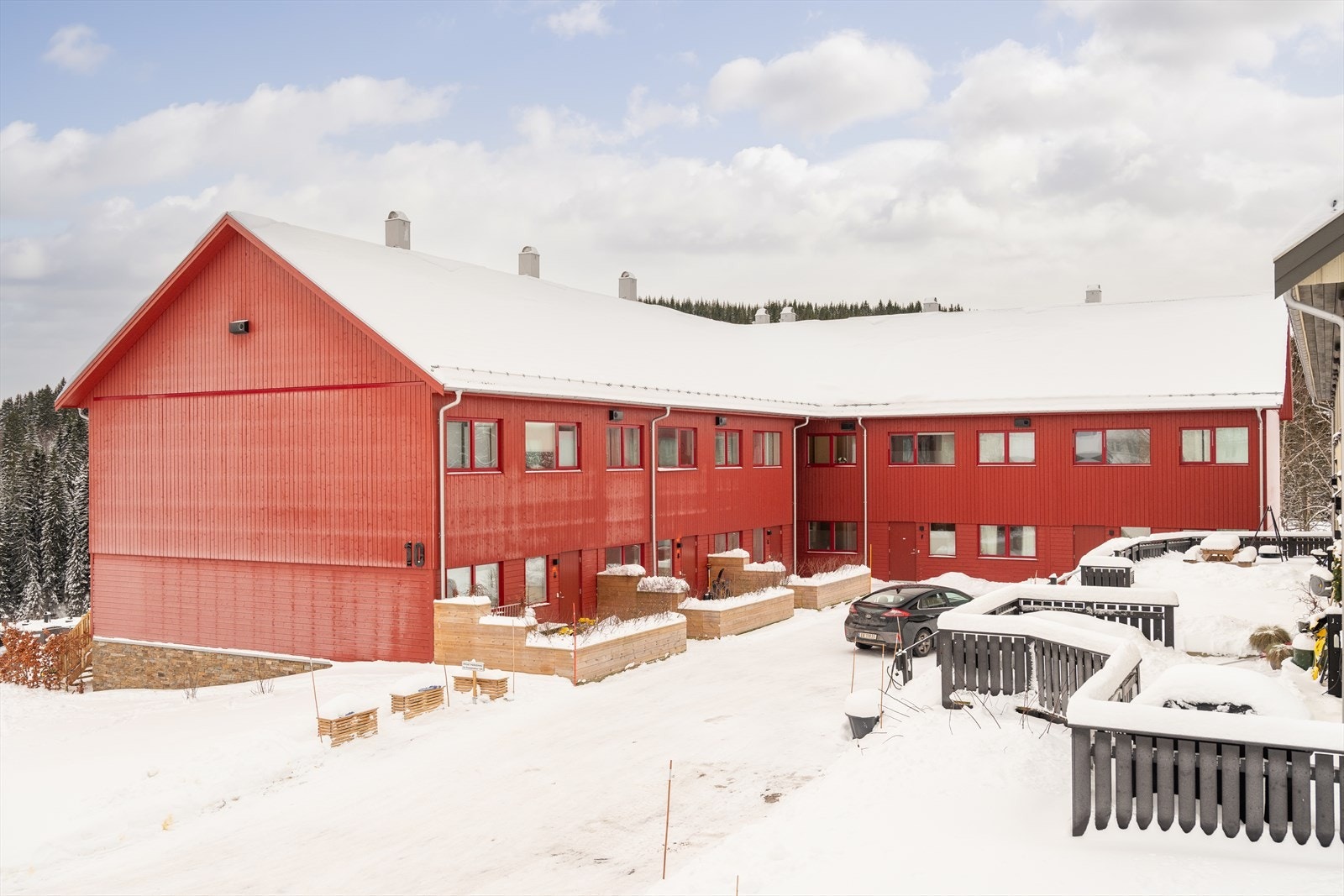 Her får du en strøken 4-roms leilighet beliggende på en solrik og sentral tomt. Galleribilde
