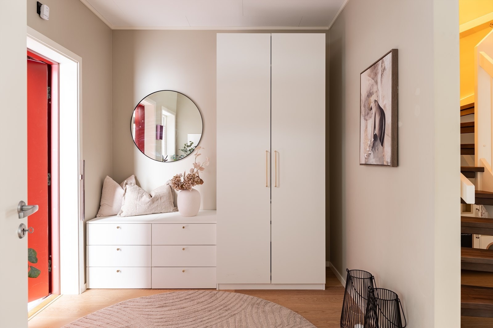 Her er det god plass til å henge fra seg yttertøy og sette fra seg sko. Galleribilde