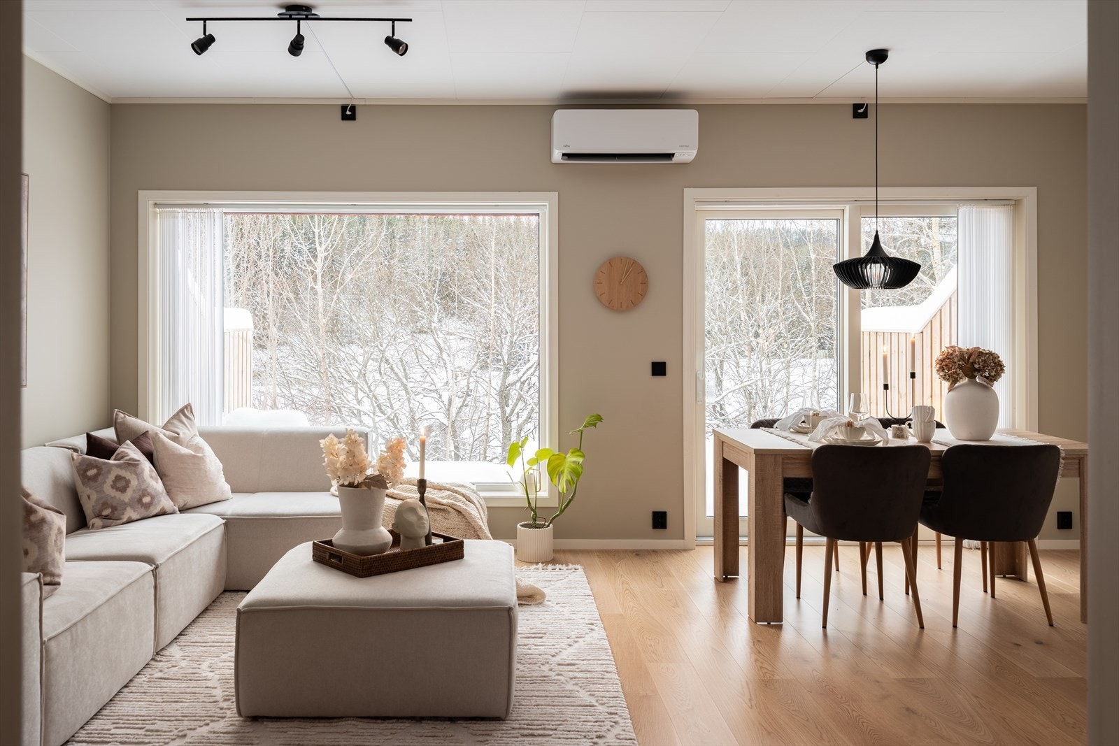 Aslak Eimstad i DNB Eiendom ønsker deg velkommen til Kolsås v/Granåsen og eiendommen Kolsåsbakken 10E! Galleribilde