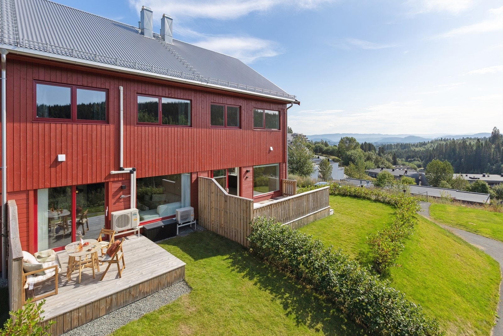 Uteområde på baksiden med terasse og hage. Her kan fine sommerdager nytes! Galleribilde