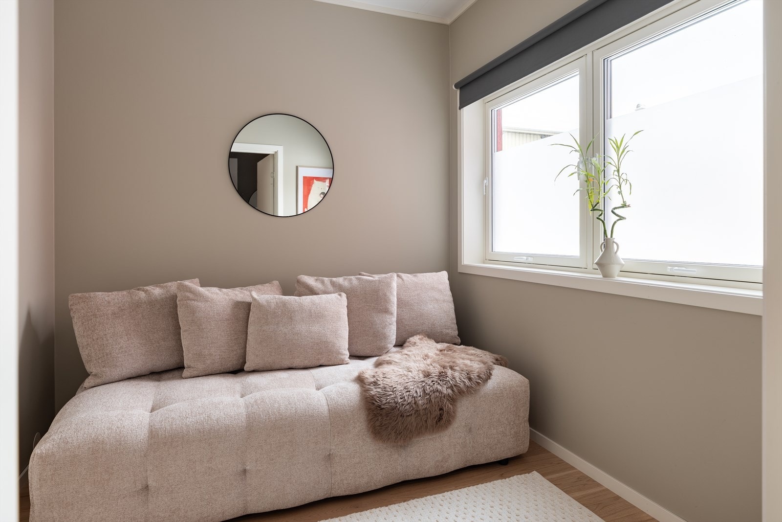 Pent soverom med lyse overflater. Galleribilde