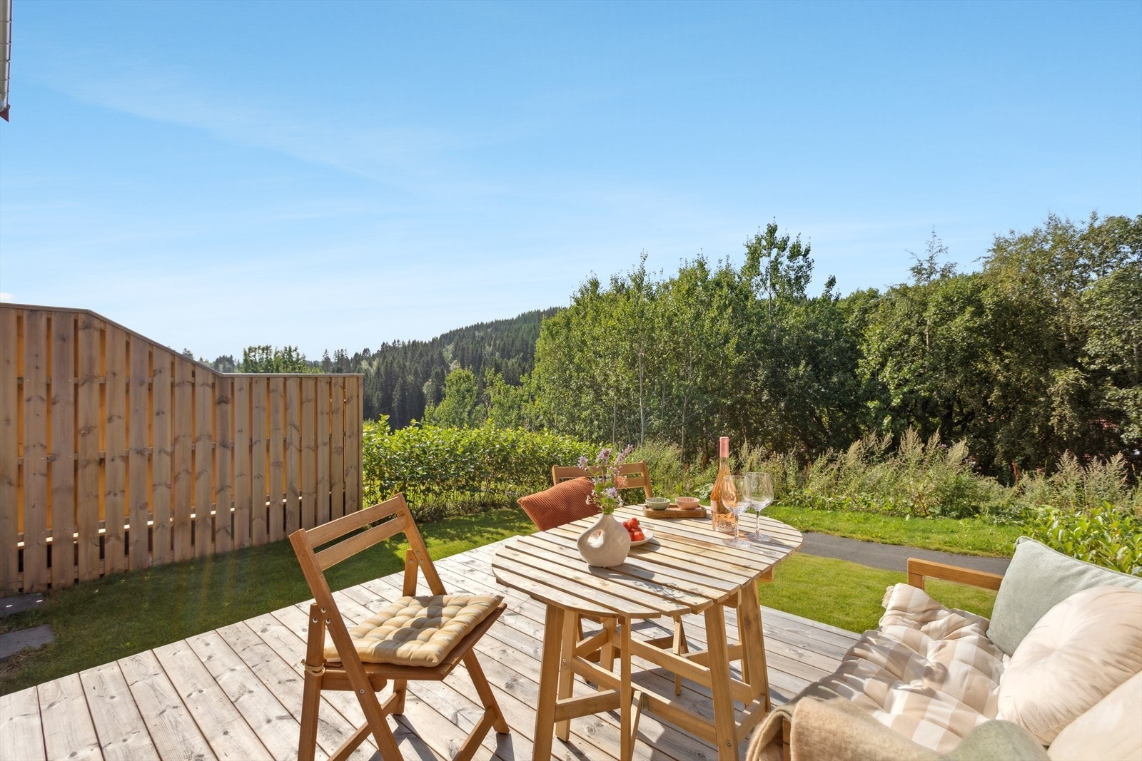 Rekkehus med nydelig utsikt og en attraktiv og sentral beliggenhet på Kolsås. Galleribilde