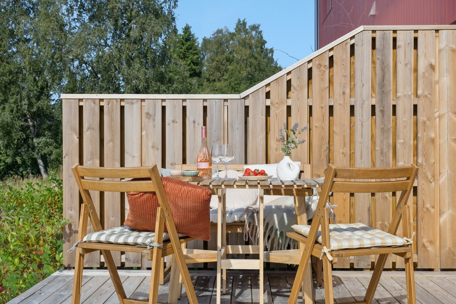Her er det plass til en hyggelig spisegruppe og utemøblement. Galleribilde