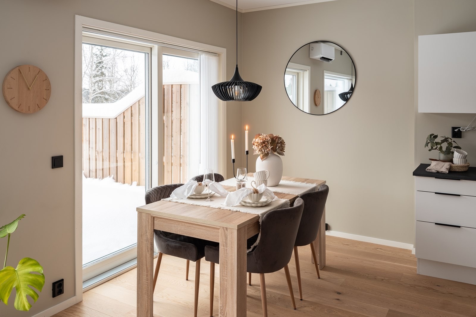 Spiseplass på kjøkkenet - her kan du dekke på og invitere inn til hyggelige lag. Galleribilde