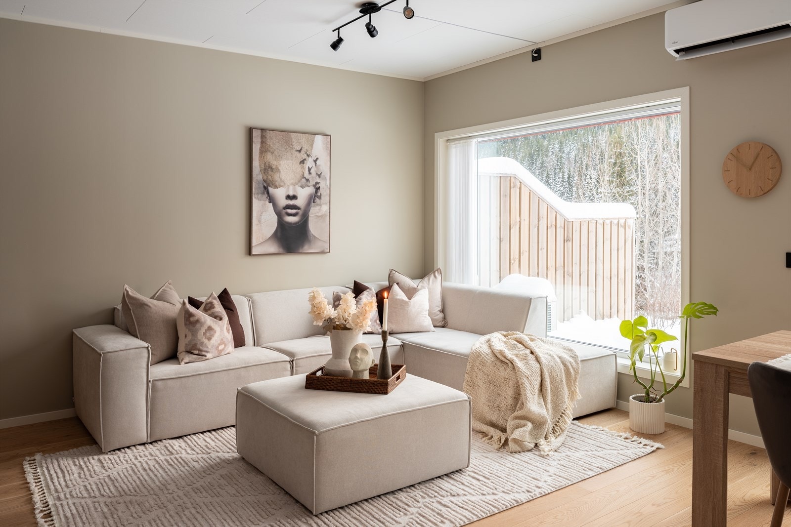 Herlig og romslig stue med store vindusflater som slipper inn mye naturlig lys. Galleribilde