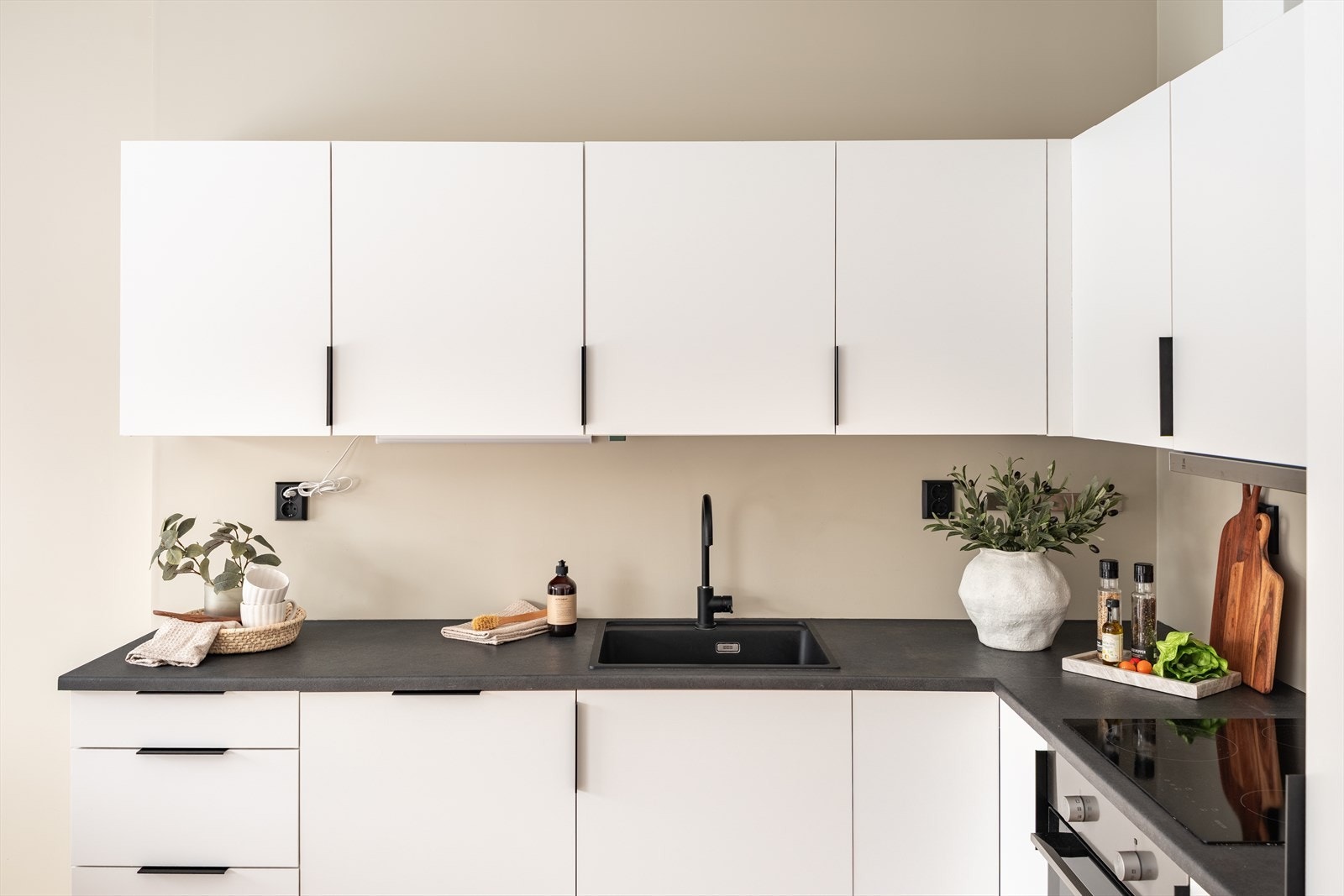 Lyst og funksjonelt kjøkken med gode arbeidsflater og god oppbevaring. Galleribilde