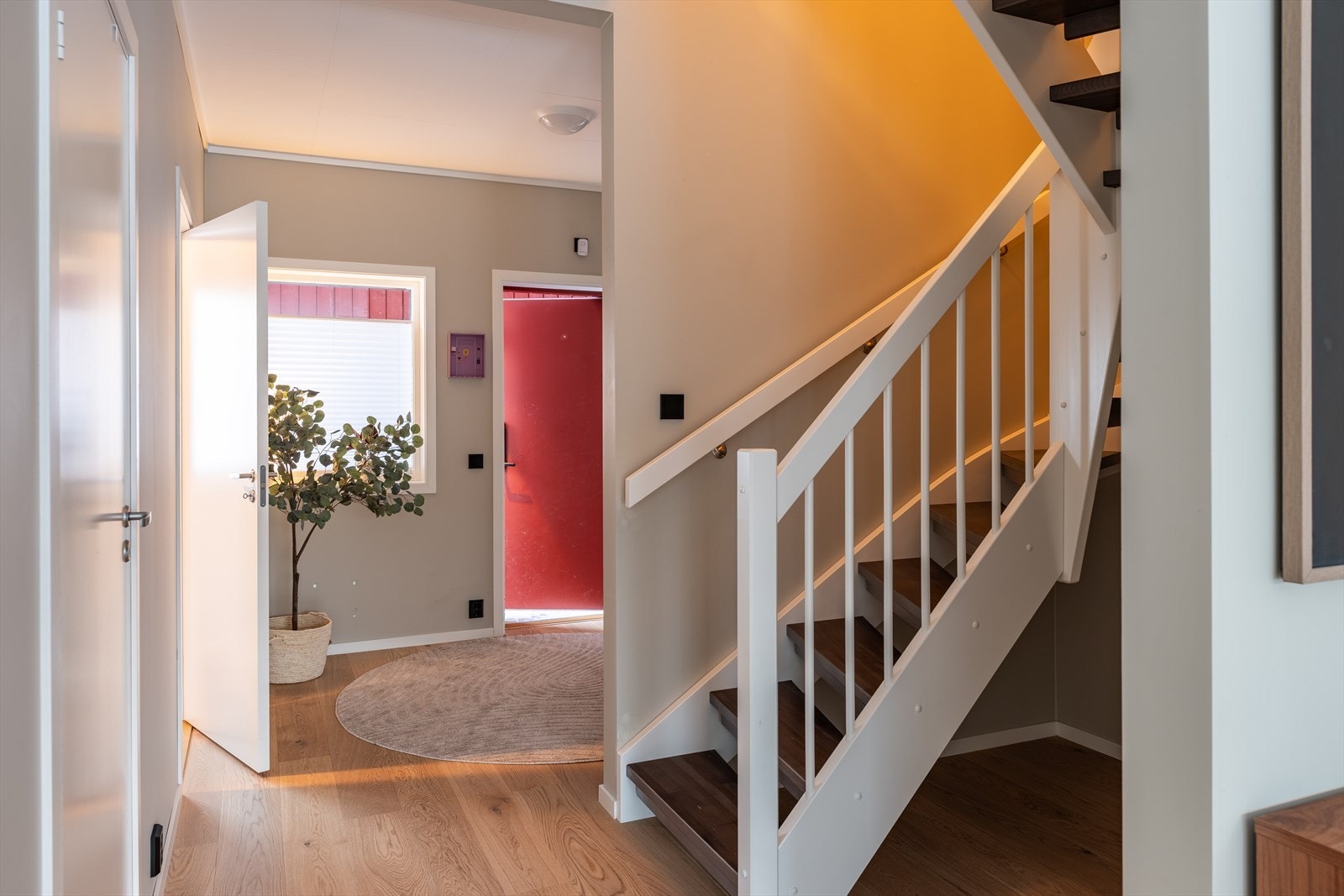 Her ønskes man velkommen inn i en innbydende, lys og romslig entré. Galleribilde