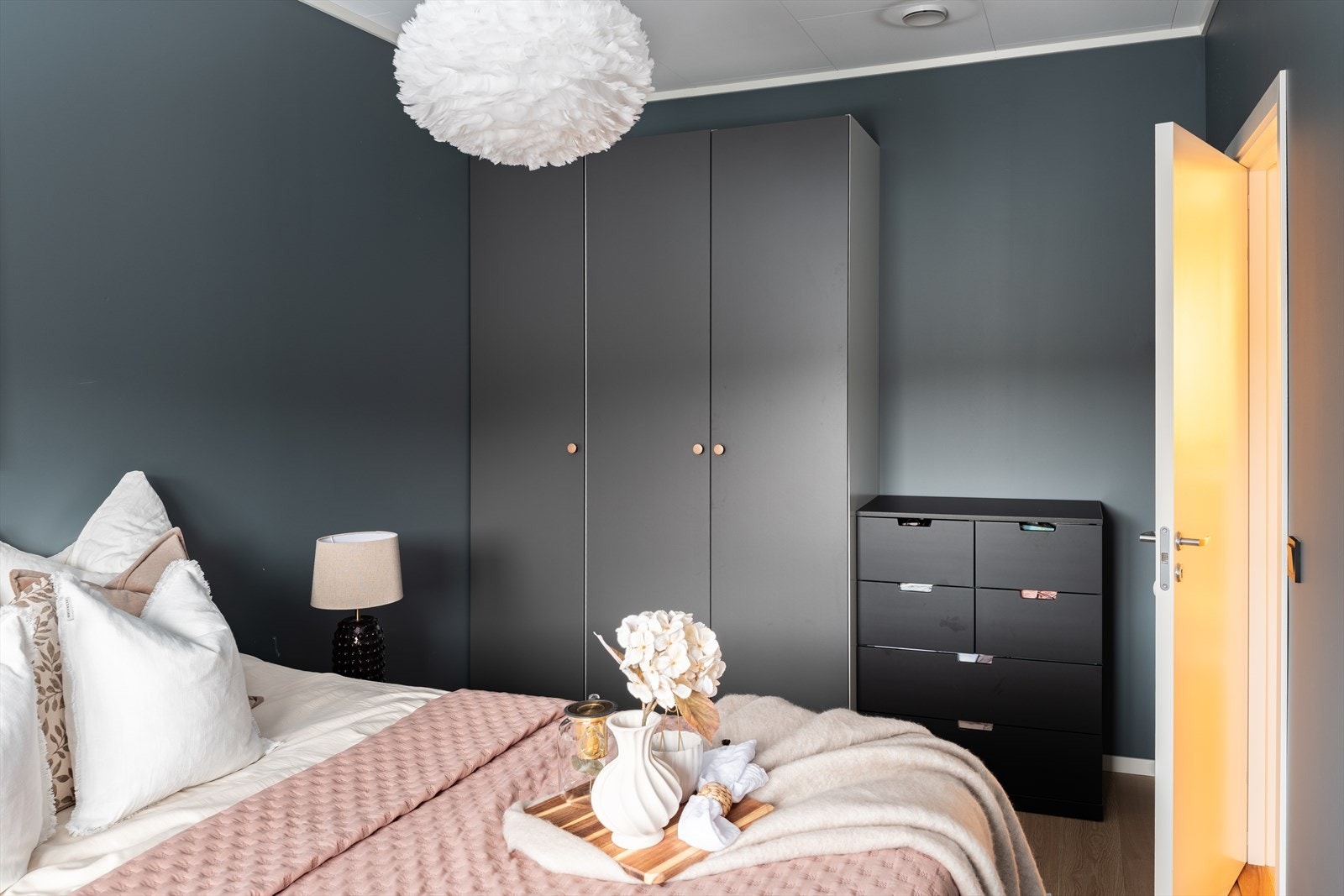 Soverom med god garderobeløsning og praktisk oppbevaring. Galleribilde