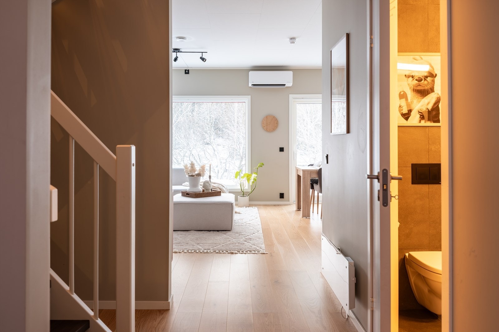 Innenfor hoveddøren gir entrèen et meget godt førsteinntrykk, og som får deg til å følge deg hjemme fra første stund. Galleribilde