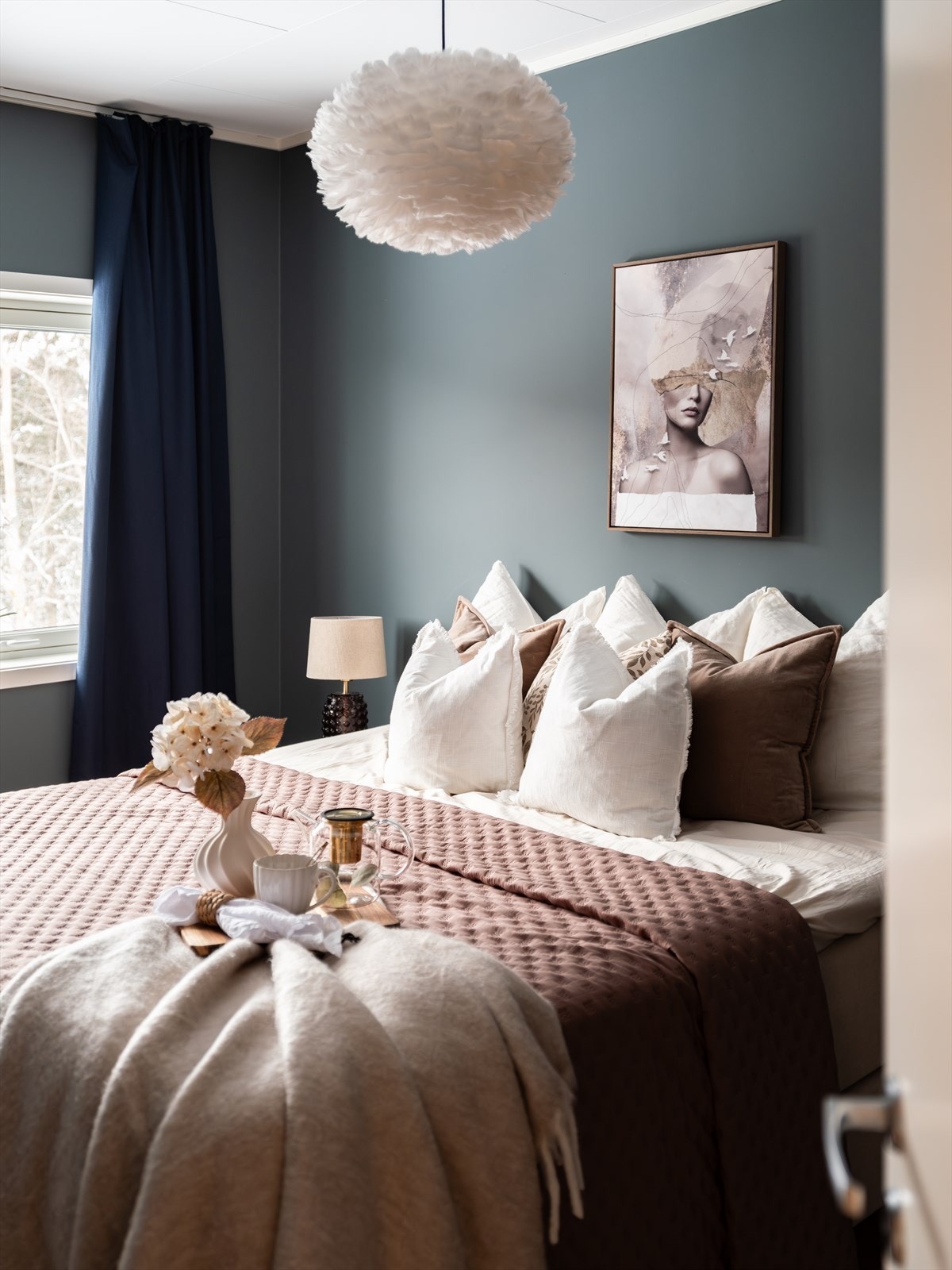 Delikat soverom med et gjennomført og tidsriktig fargevalg. Galleribilde