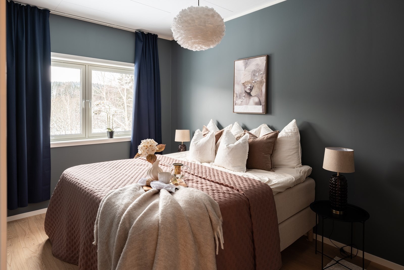 Romslig soverom med god plass til dobbeltseng og nattbord. Galleribilde