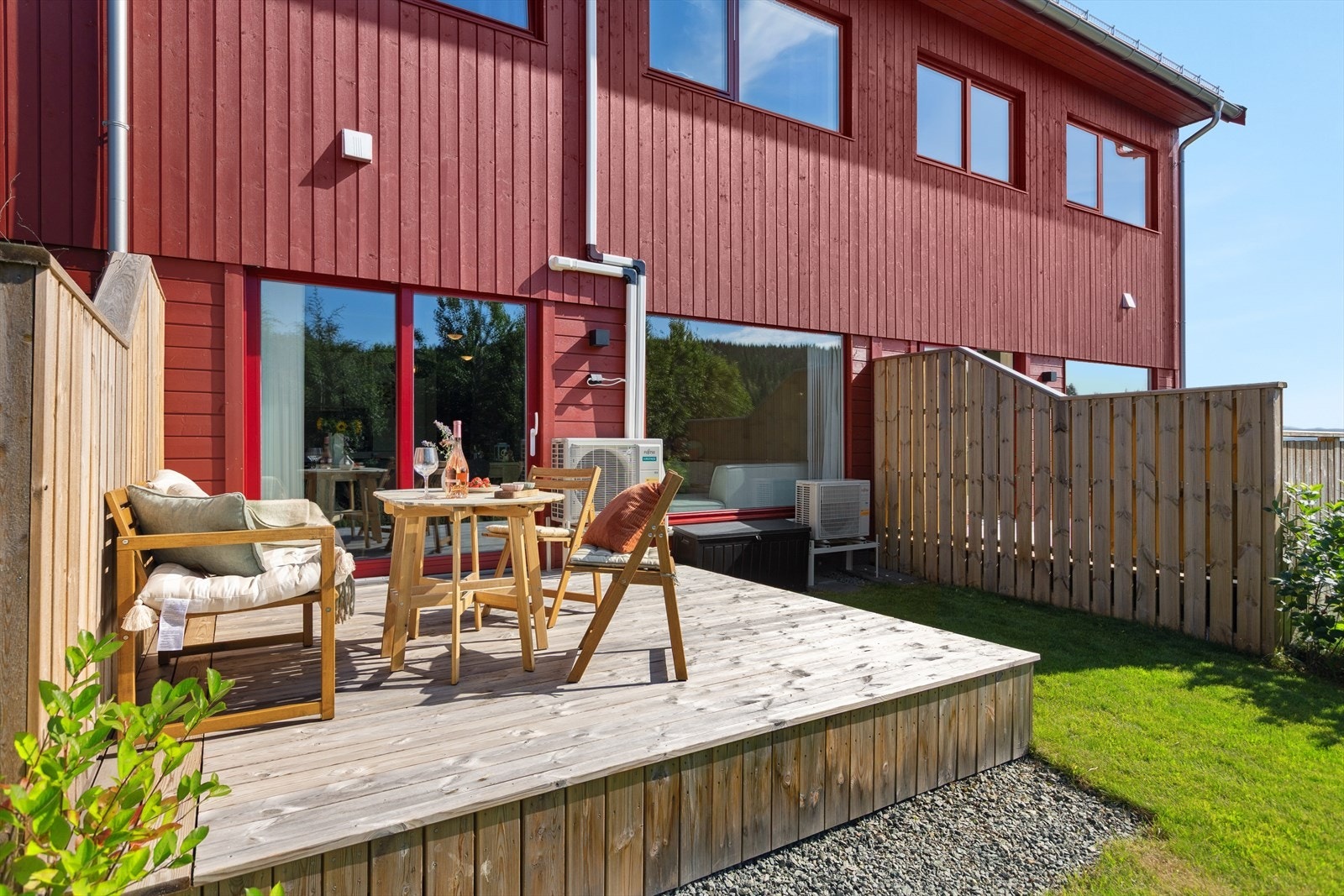 Terasse med gode solforhold, perfekt for sene sommerkvelder! Galleribilde