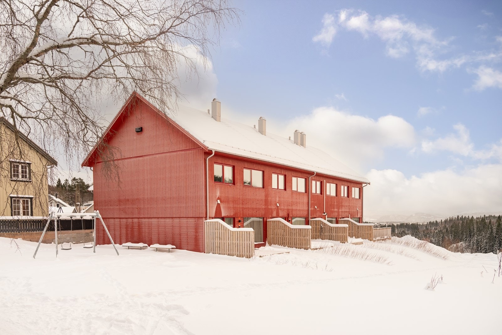 Sameiet Kolsåsbakken Rekkehus som består av 7 eierseksjoner. Her bor du med umiddelbar nærhet til Bymarka, og alle muligheter det gir sommer som vinter. Galleribilde
