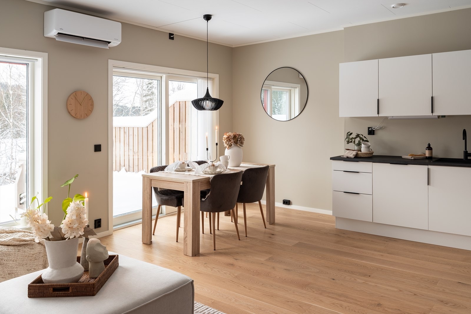 Varmepumpe med god plassering mellom stue og kjøkken for jevn varme på kalde vinterdager. Galleribilde