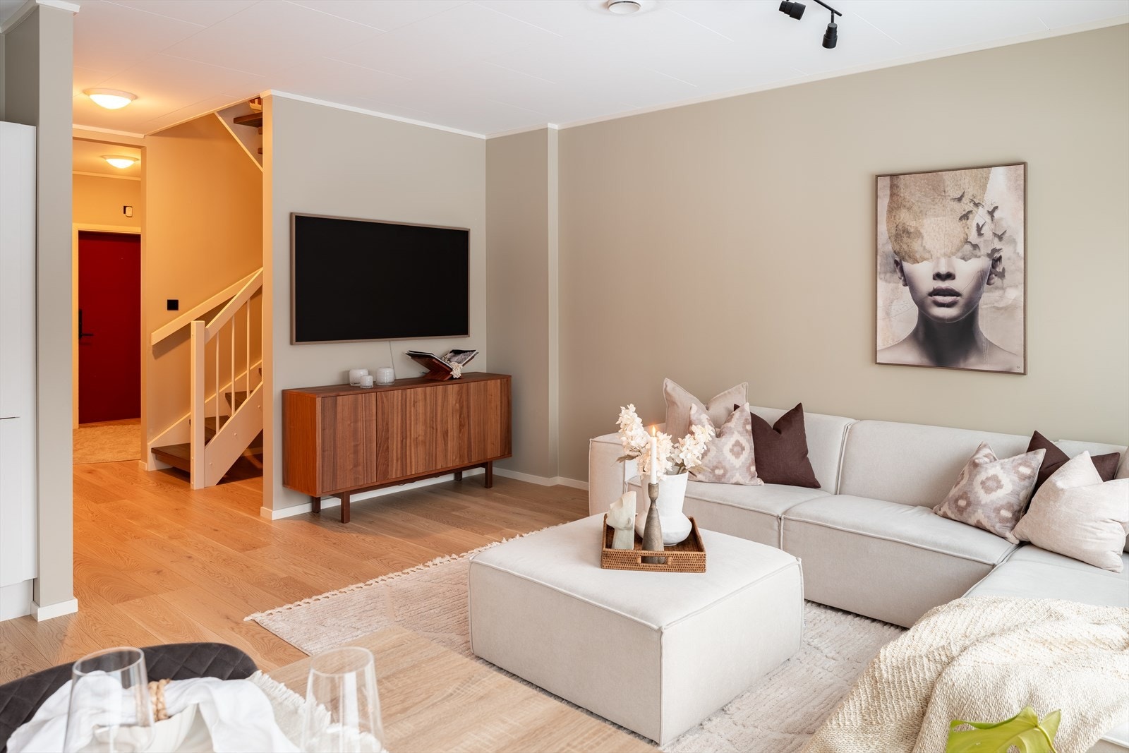 Her får du et strøkent og delikat rekkehus fra 2022. Galleribilde