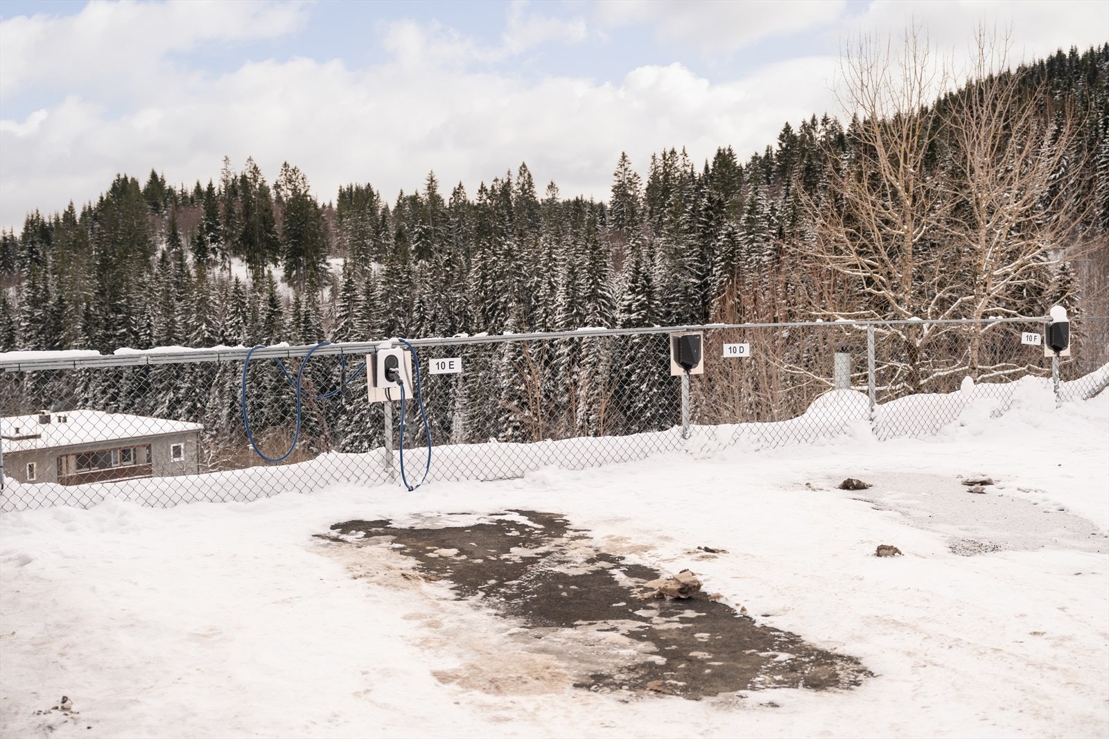 Egen p-plass merket med husnummer samt el-bil lader. Galleribilde