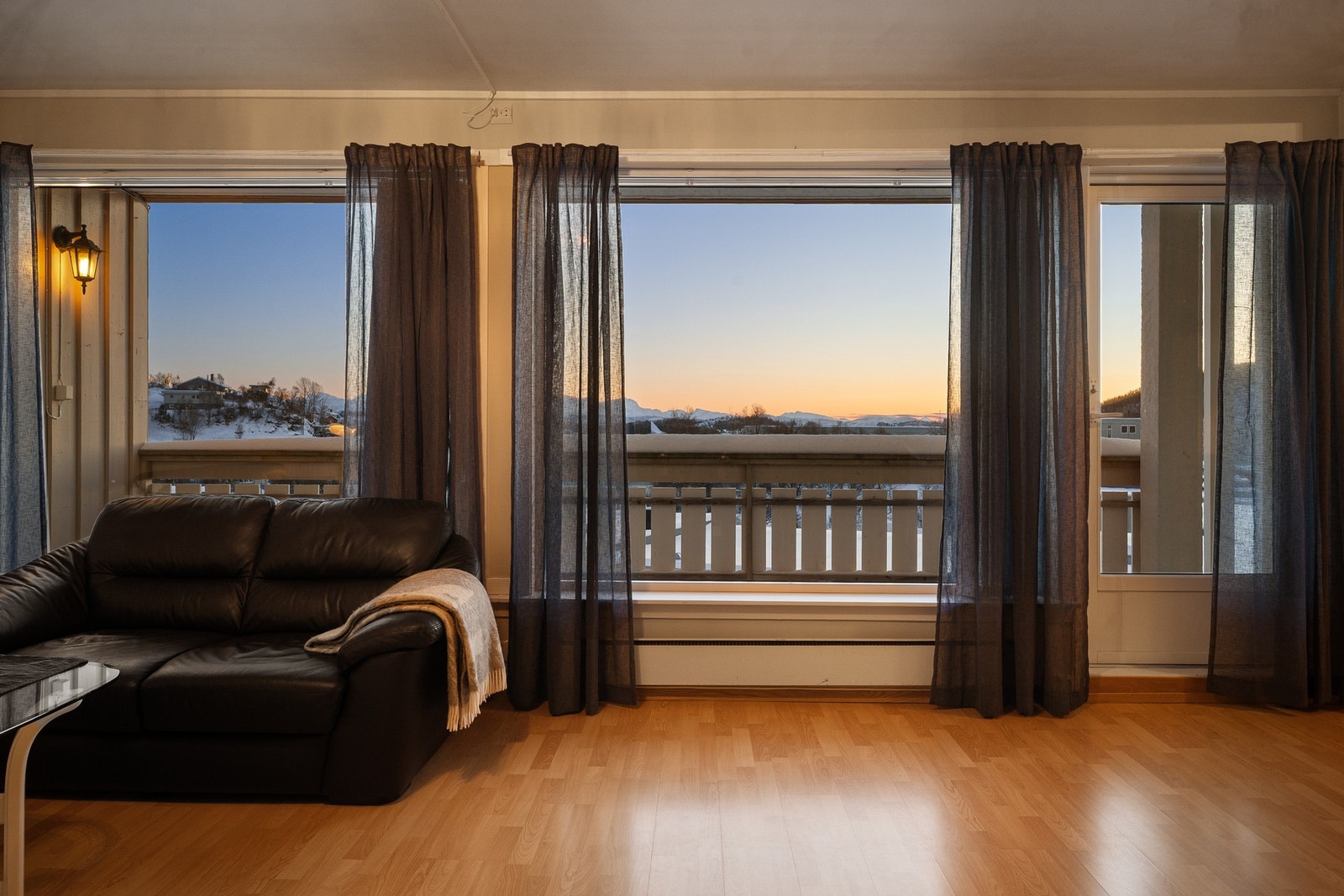 Flott utsikt fra stuevindu, og direkte utgang til veranda Galleribilde