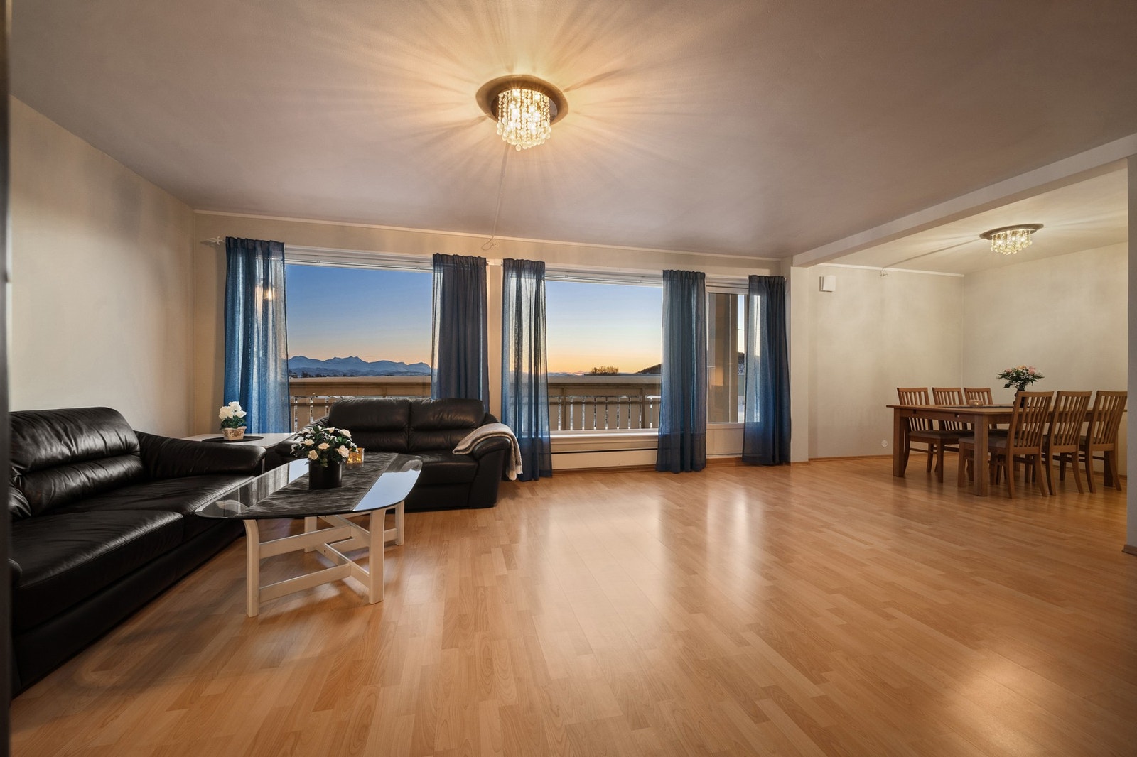 Stor og lys stue med åpen løsning mot spiseplass - perfekt for hyggelige stunder med familie og venner Galleribilde